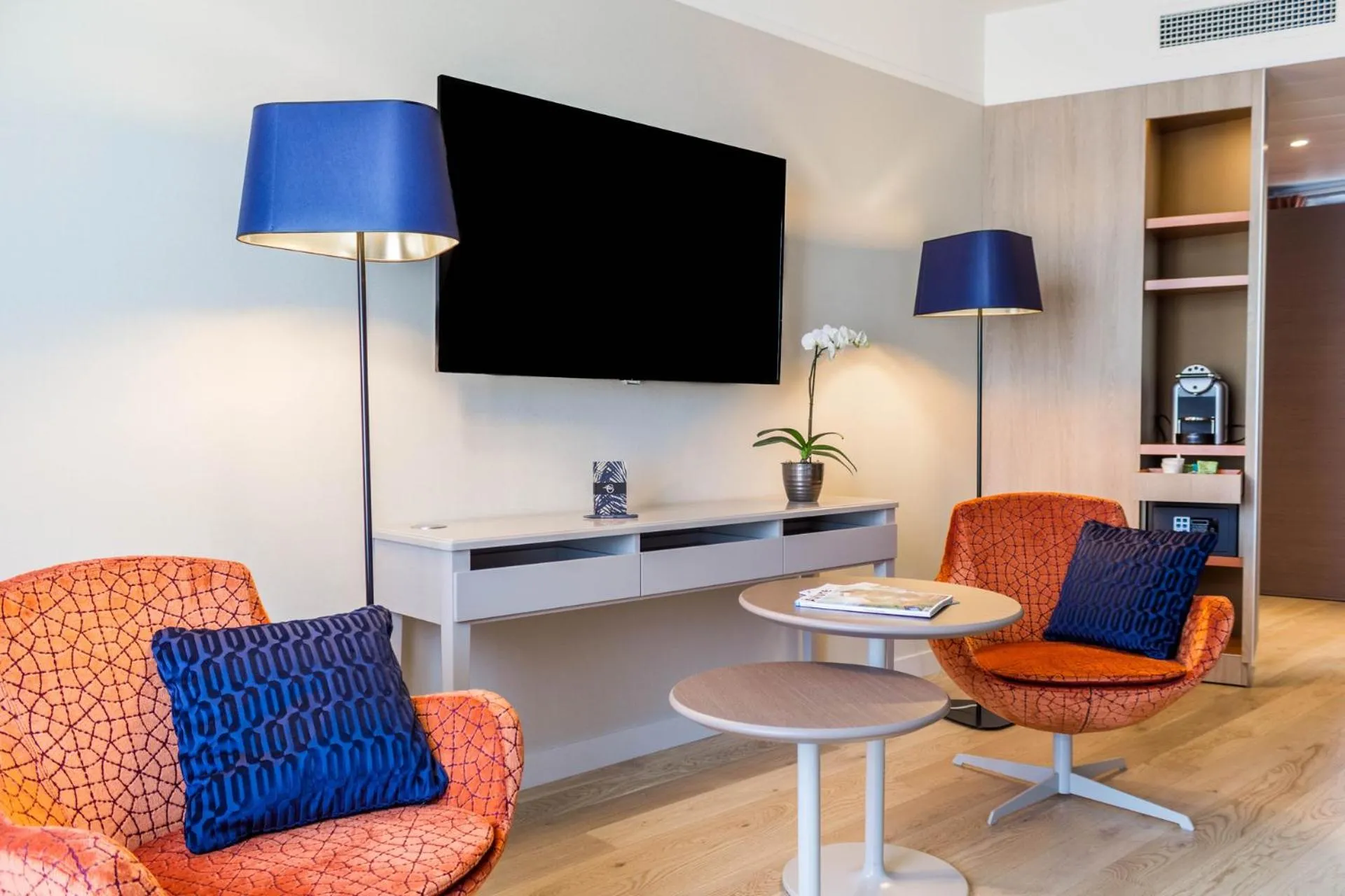 TV and multimedia in Hôtel Oceania Le Métropole