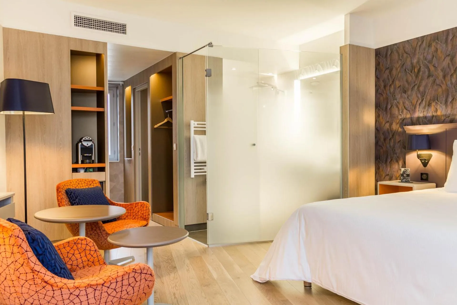 Living room, Bed in Hôtel Oceania Le Métropole