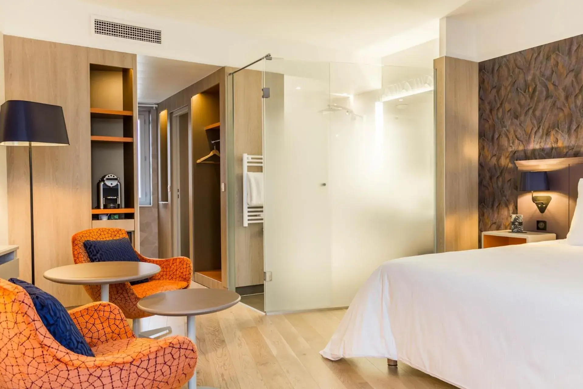 Living room, Bed in Hôtel Oceania Le Métropole Living room, Bed in Hôtel Oceania Le Métropole