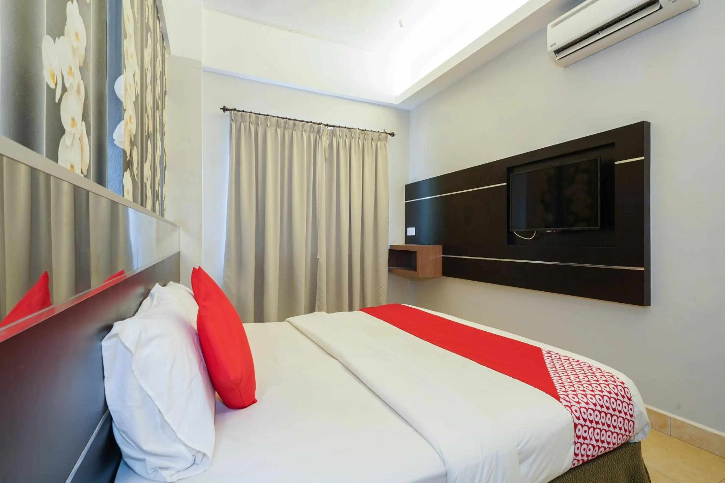 Bedroom, Bed in Hotel O Hotel Orchard Inn