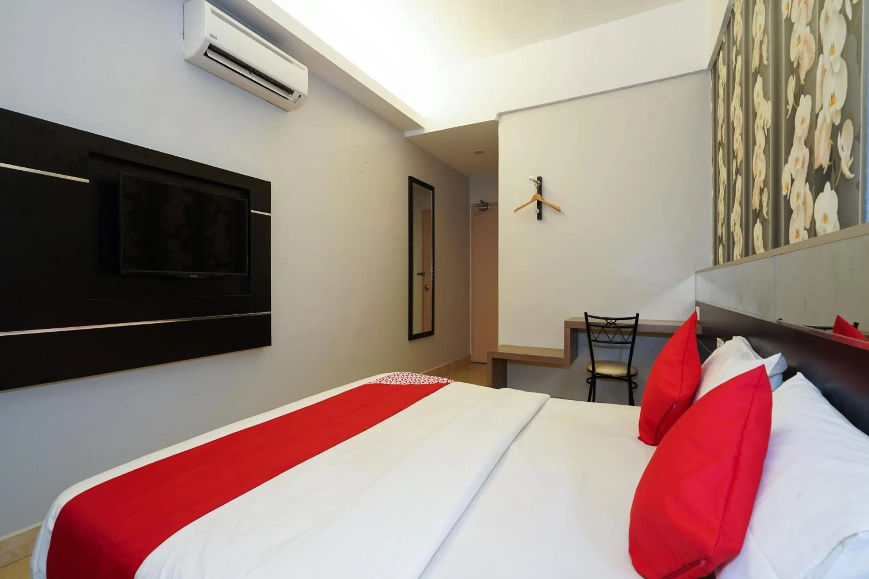 Bedroom, Bed in Hotel O Hotel Orchard Inn