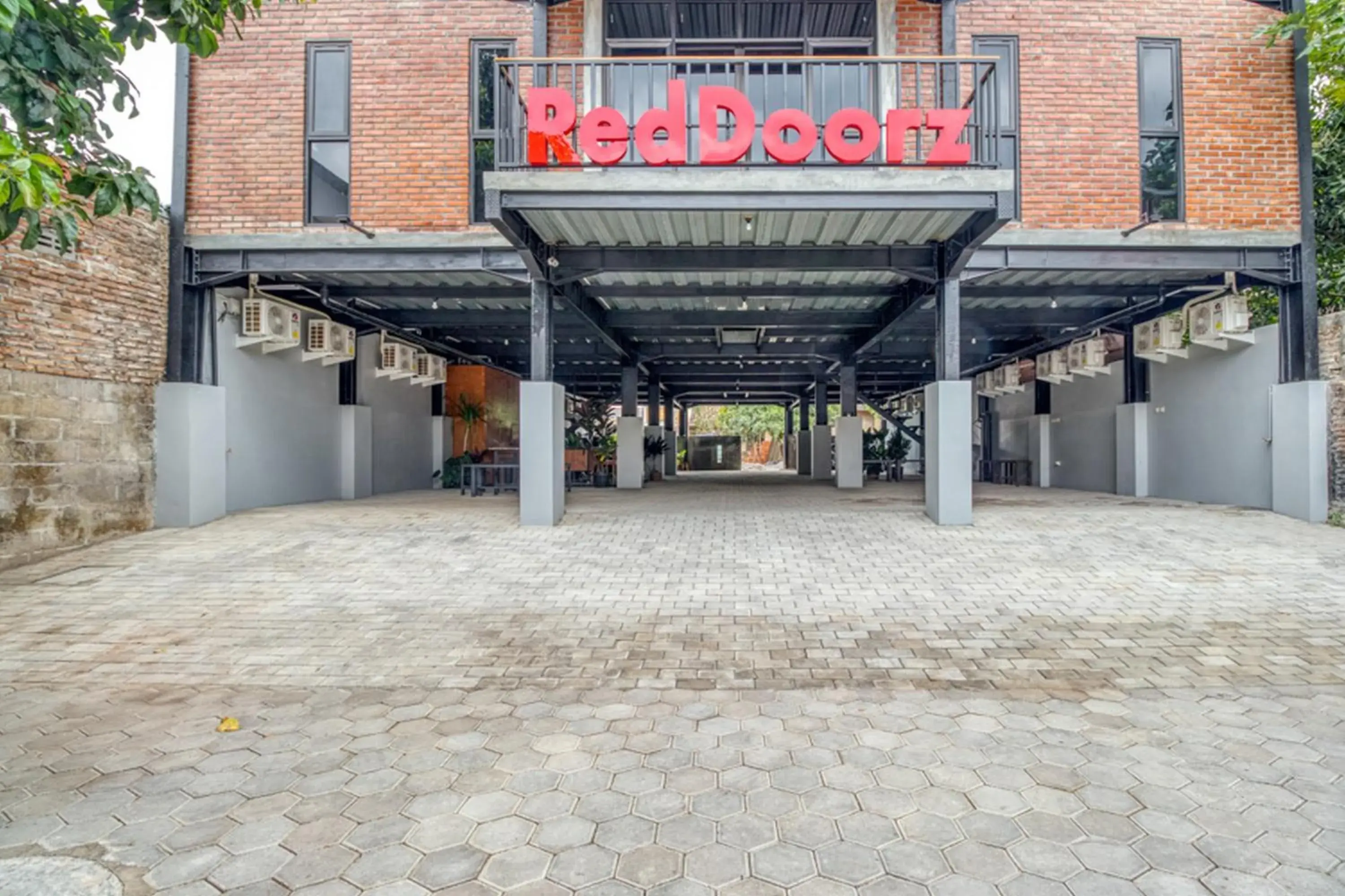 Facade/entrance in RedDoorz Syariah @ Babadan Baru Jakal Facade/entrance in RedDoorz Syariah @ Babadan Baru Jakal