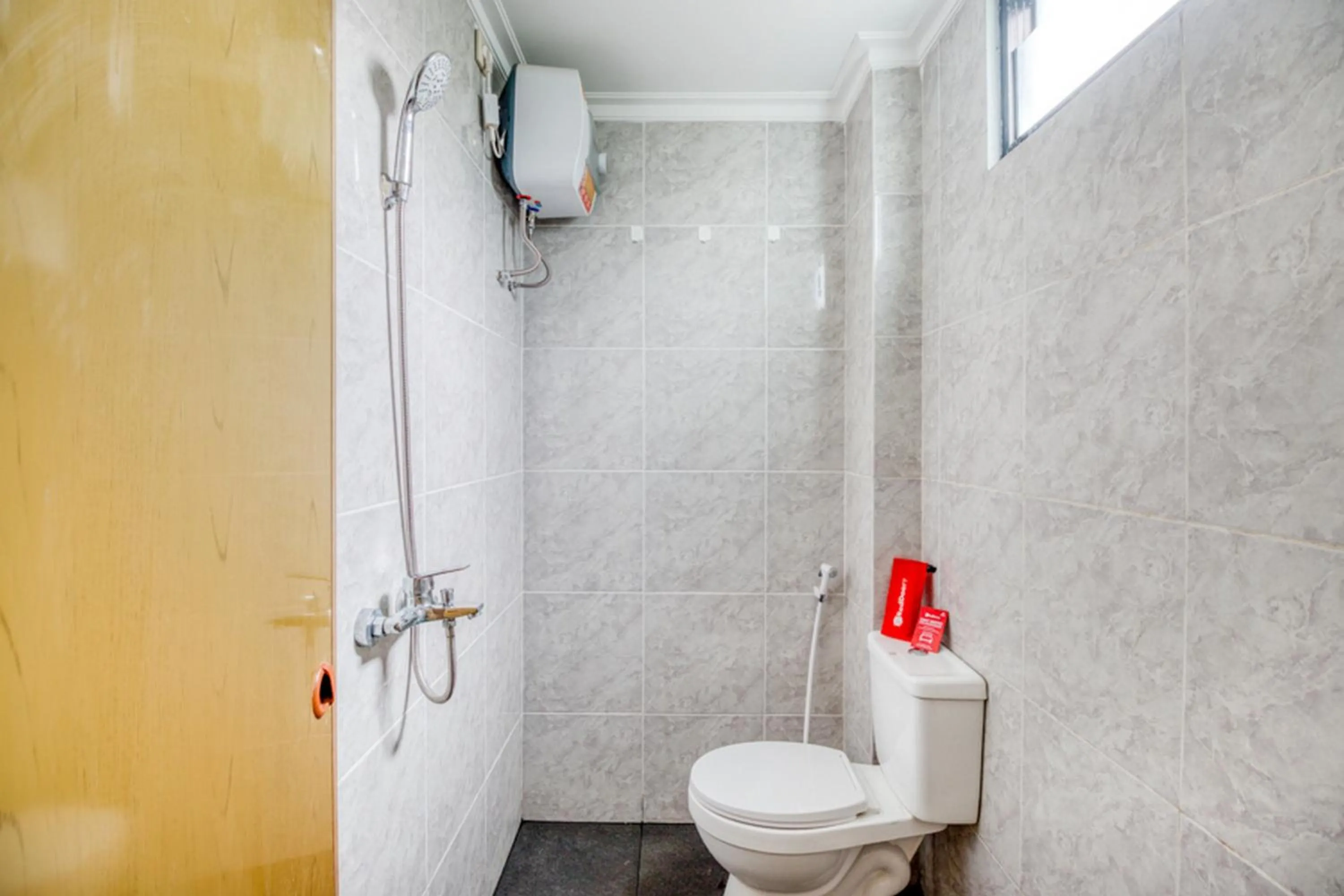 Bathroom in RedDoorz Syariah @ Babadan Baru Jakal