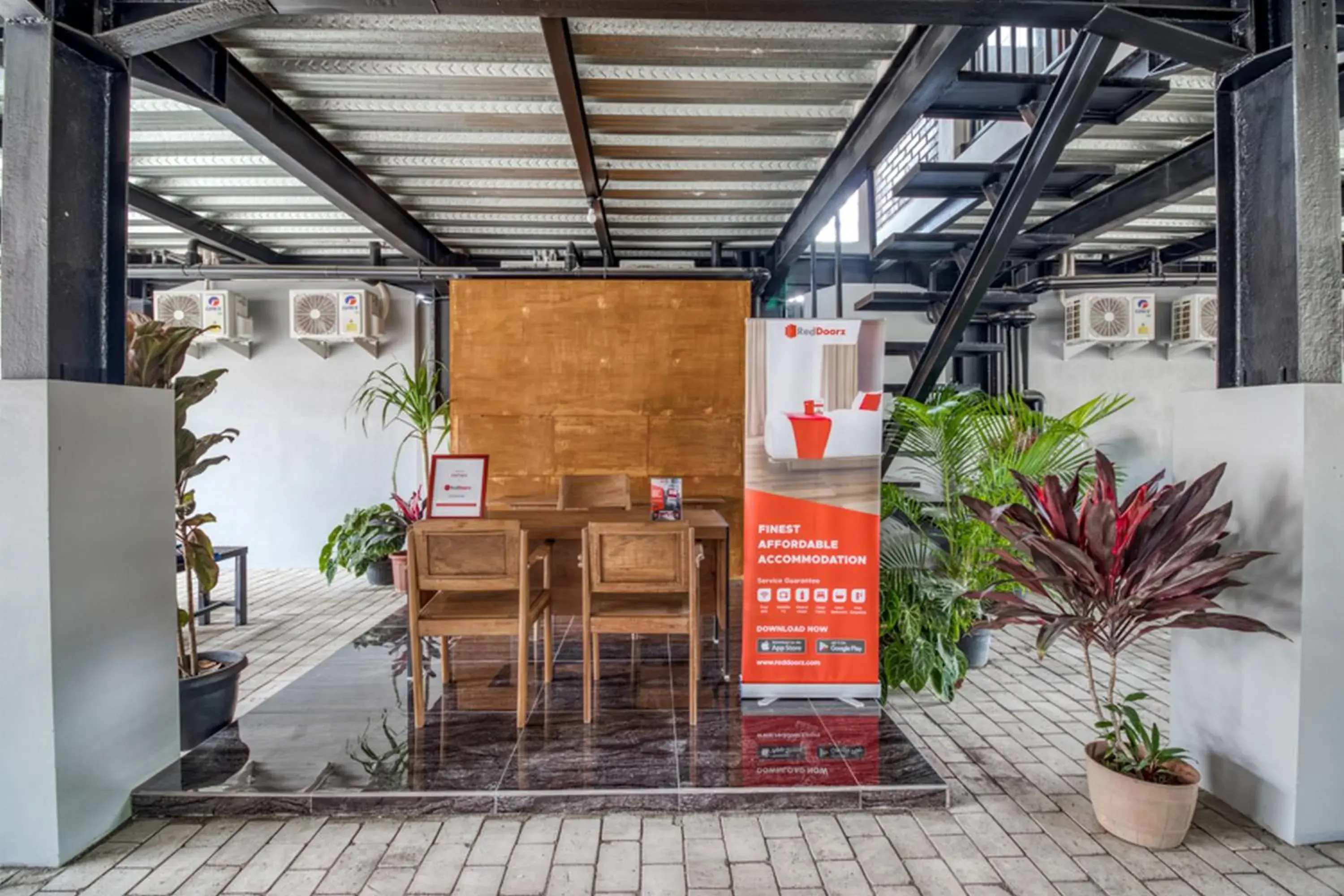 Facade/entrance in RedDoorz Syariah @ Babadan Baru Jakal Facade/entrance in RedDoorz Syariah @ Babadan Baru Jakal