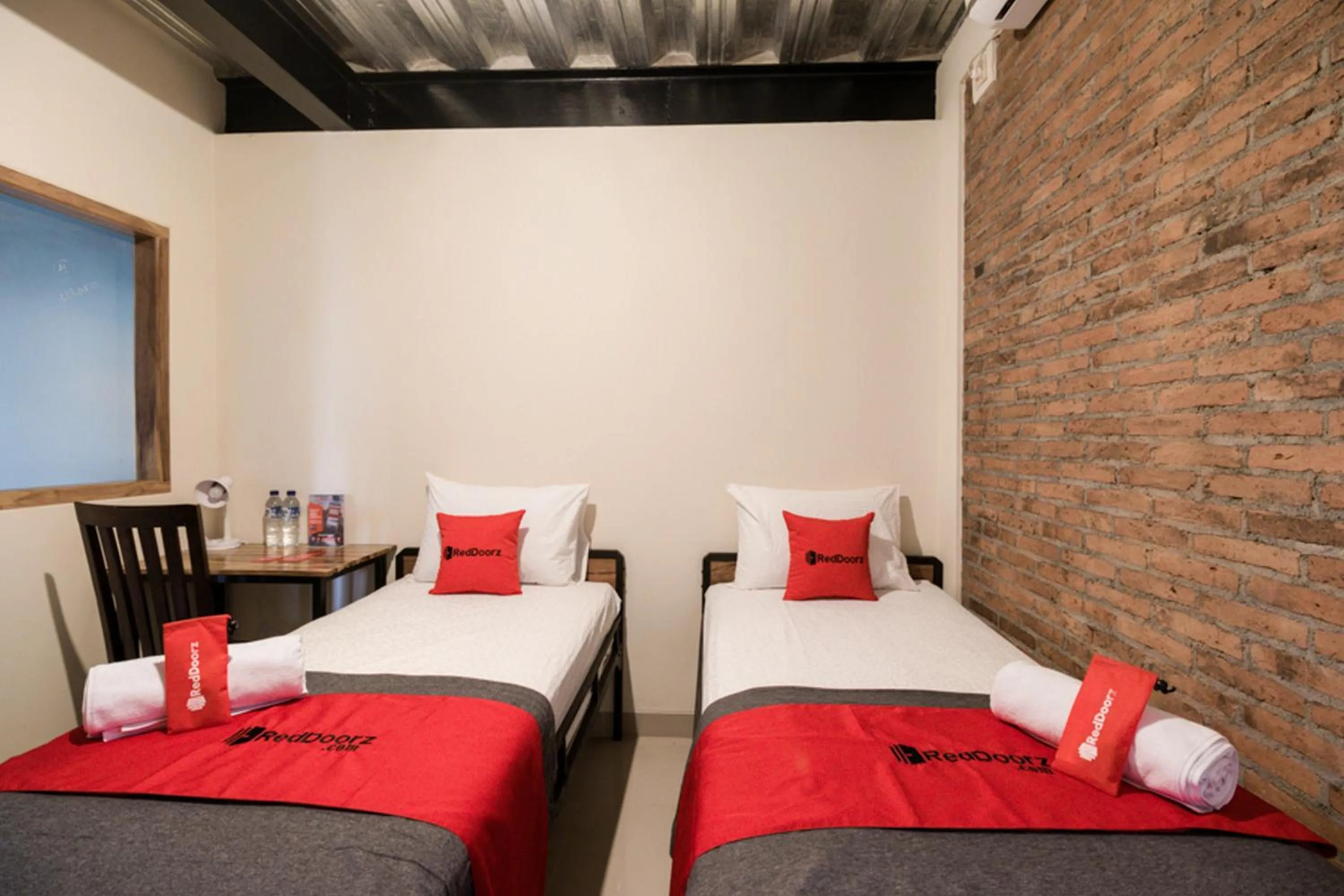 Bedroom, Bed in RedDoorz Syariah @ Babadan Baru Jakal