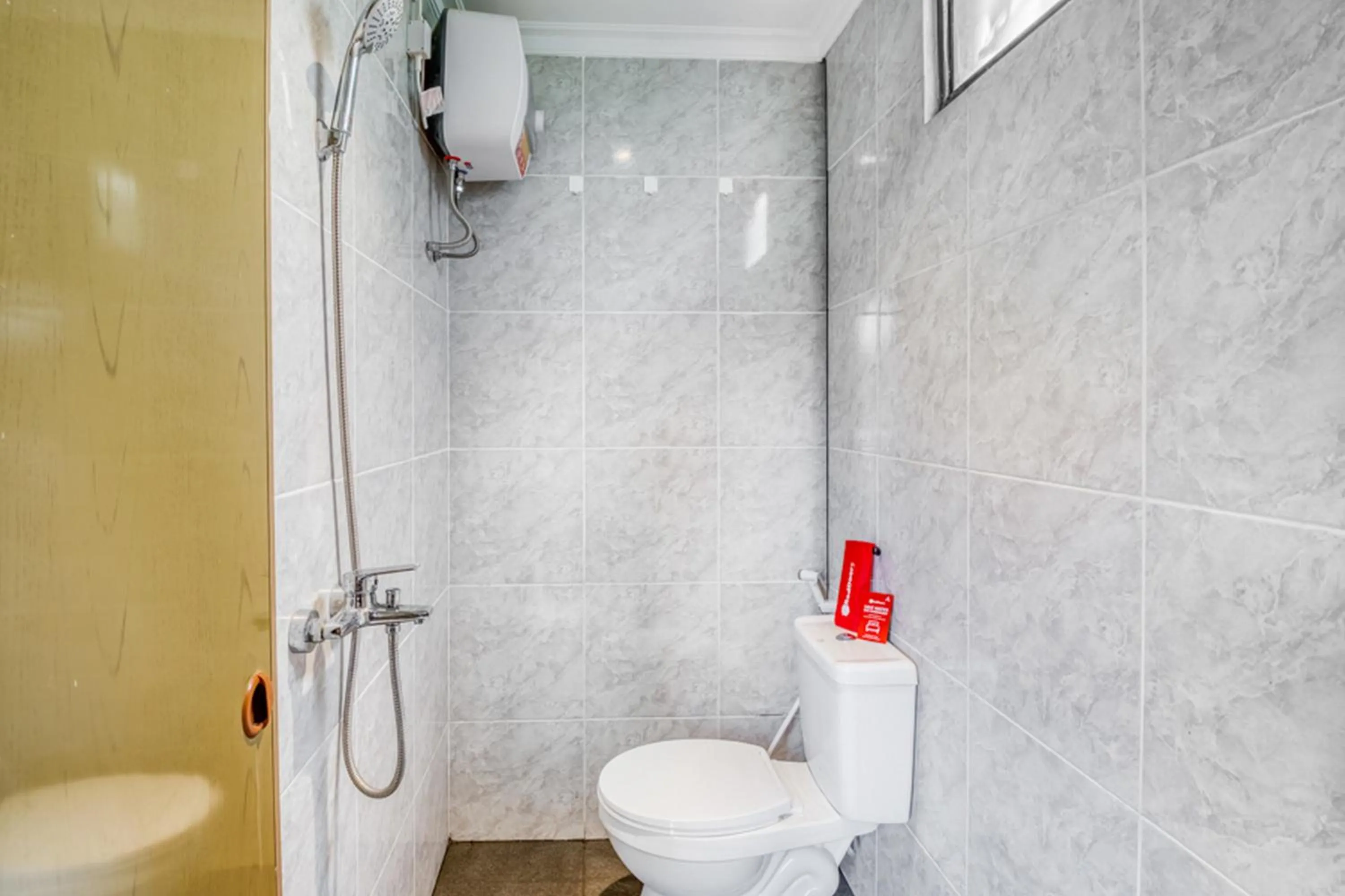 Bathroom in RedDoorz Syariah @ Babadan Baru Jakal