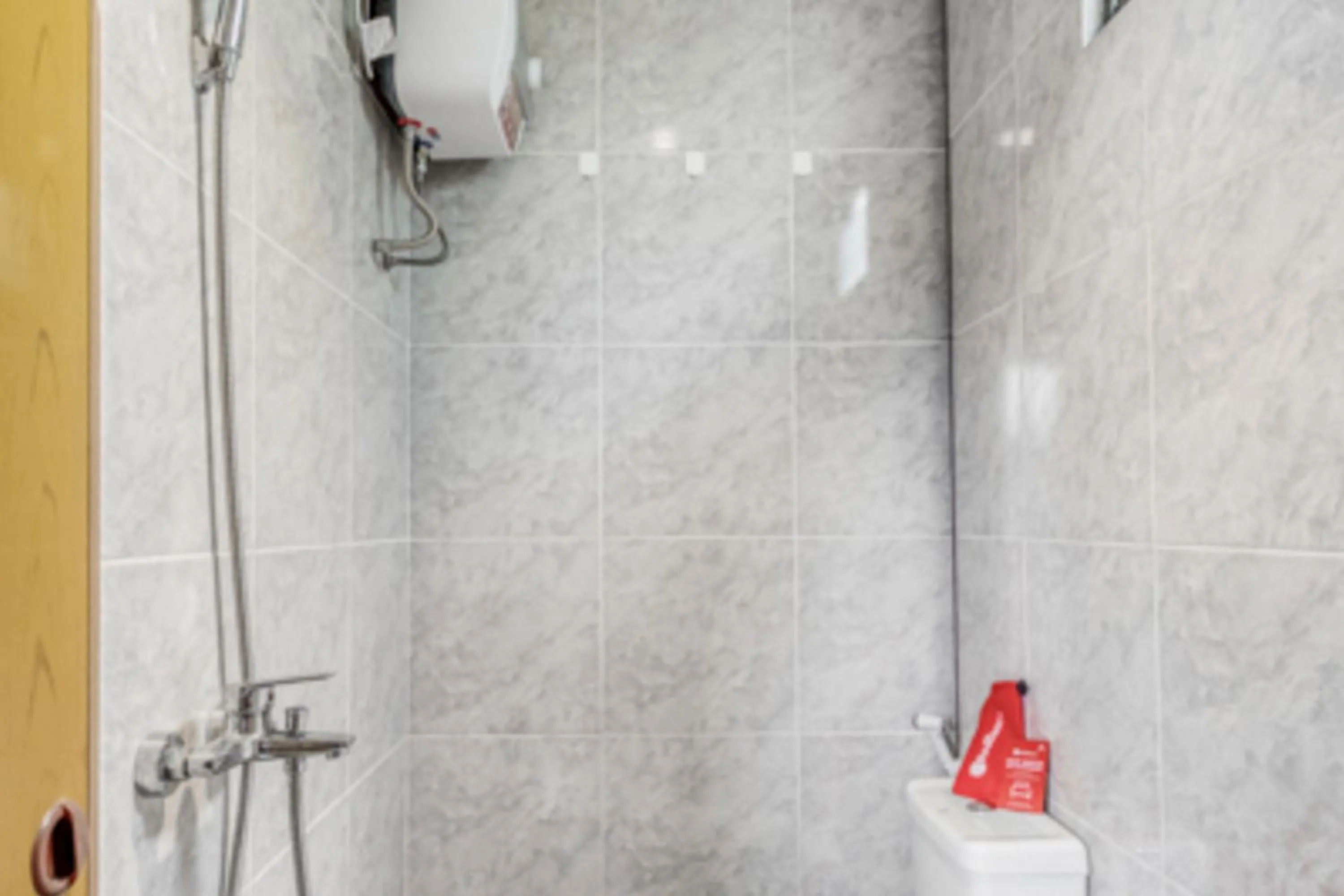 Bathroom in RedDoorz Syariah @ Babadan Baru Jakal