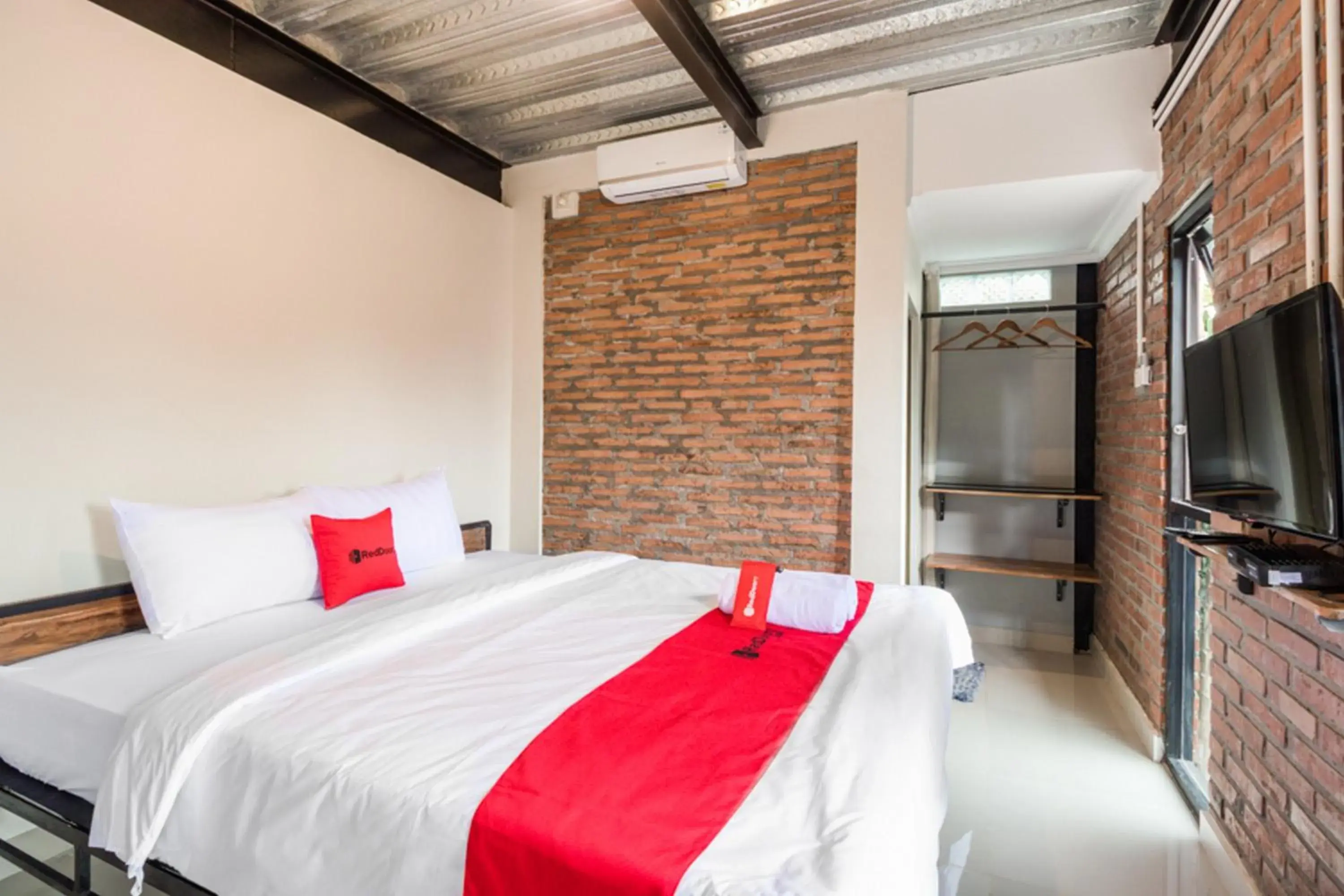 Bedroom, Bed in RedDoorz Syariah @ Babadan Baru Jakal Bedroom, Bed in RedDoorz Syariah @ Babadan Baru Jakal