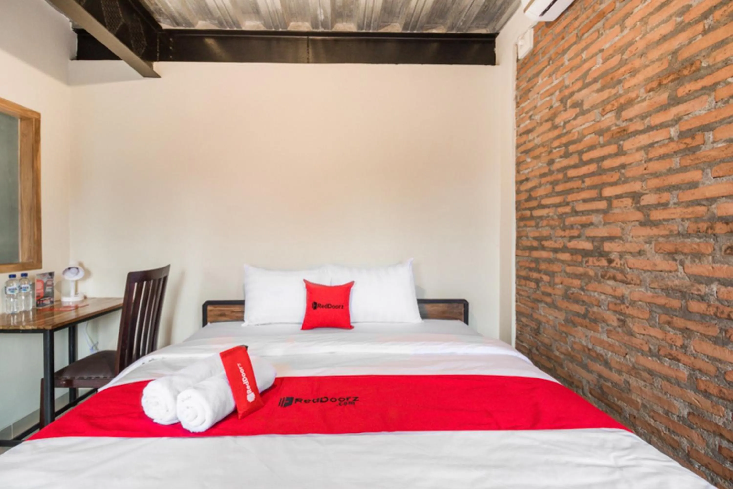 Bedroom, Bed in RedDoorz Syariah @ Babadan Baru Jakal