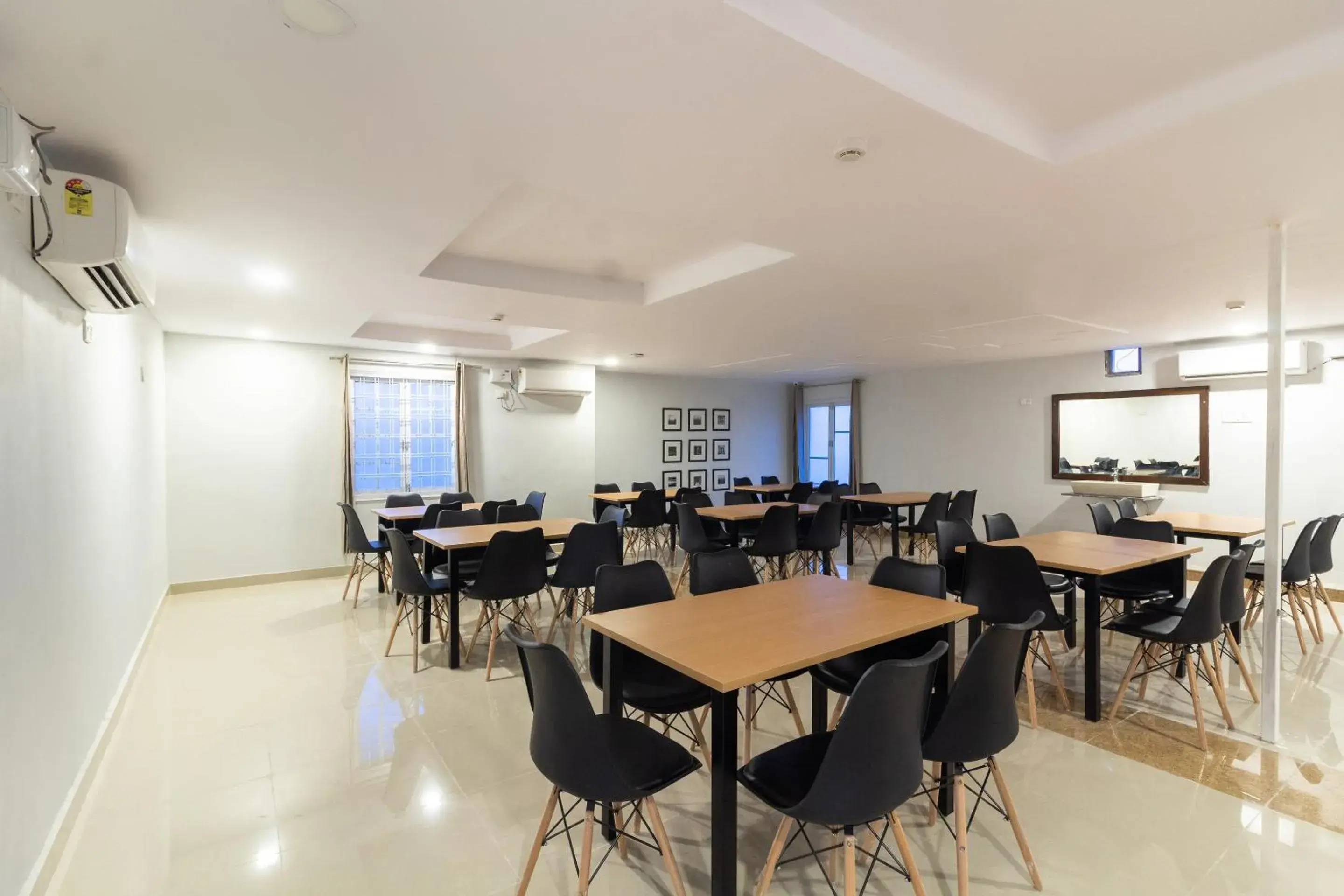 Restaurant/places to eat in THE STROBE SILVERKEY HOTEL Restaurant/places to eat in THE STROBE SILVERKEY HOTEL