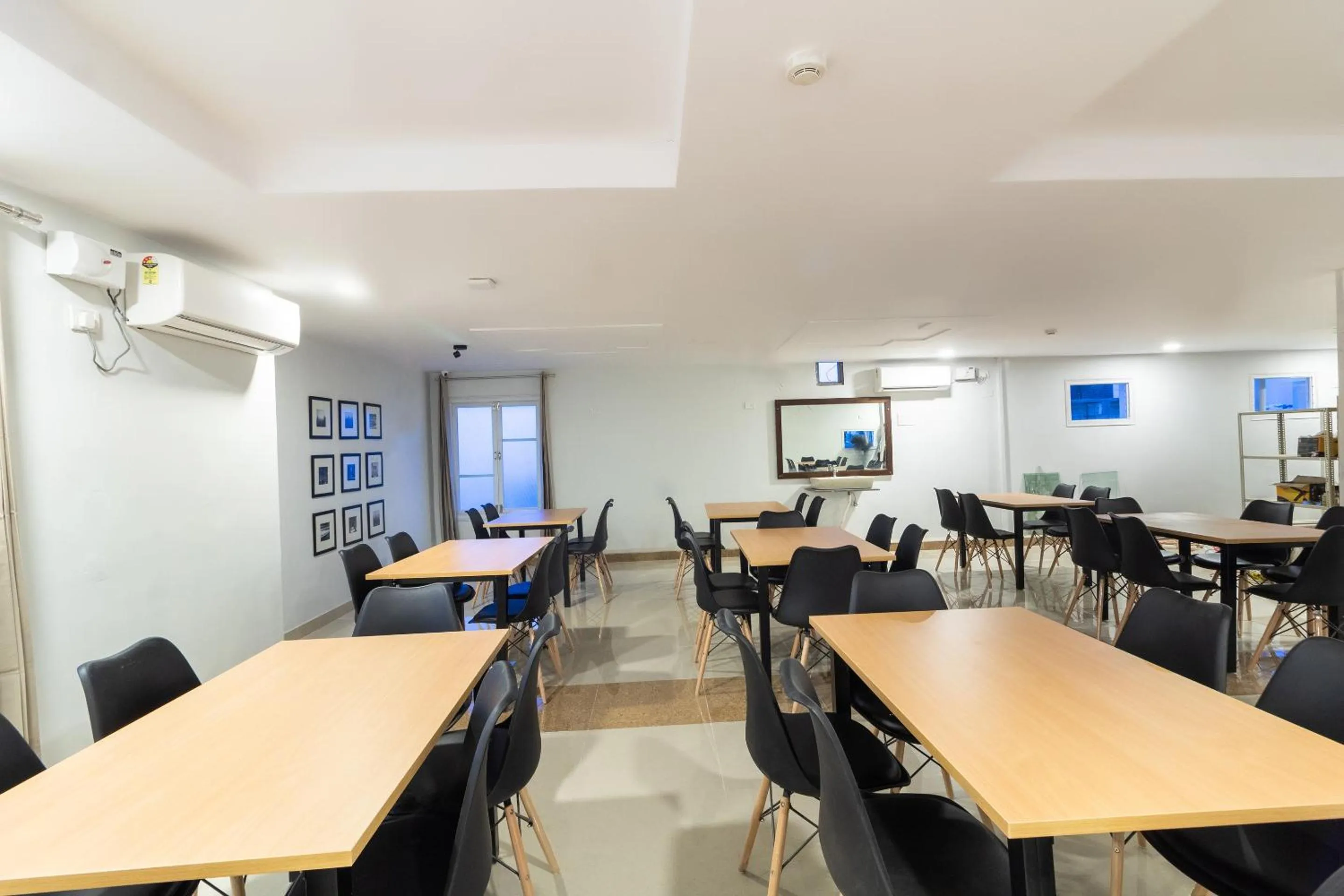 Restaurant/places to eat in THE STROBE SILVERKEY HOTEL