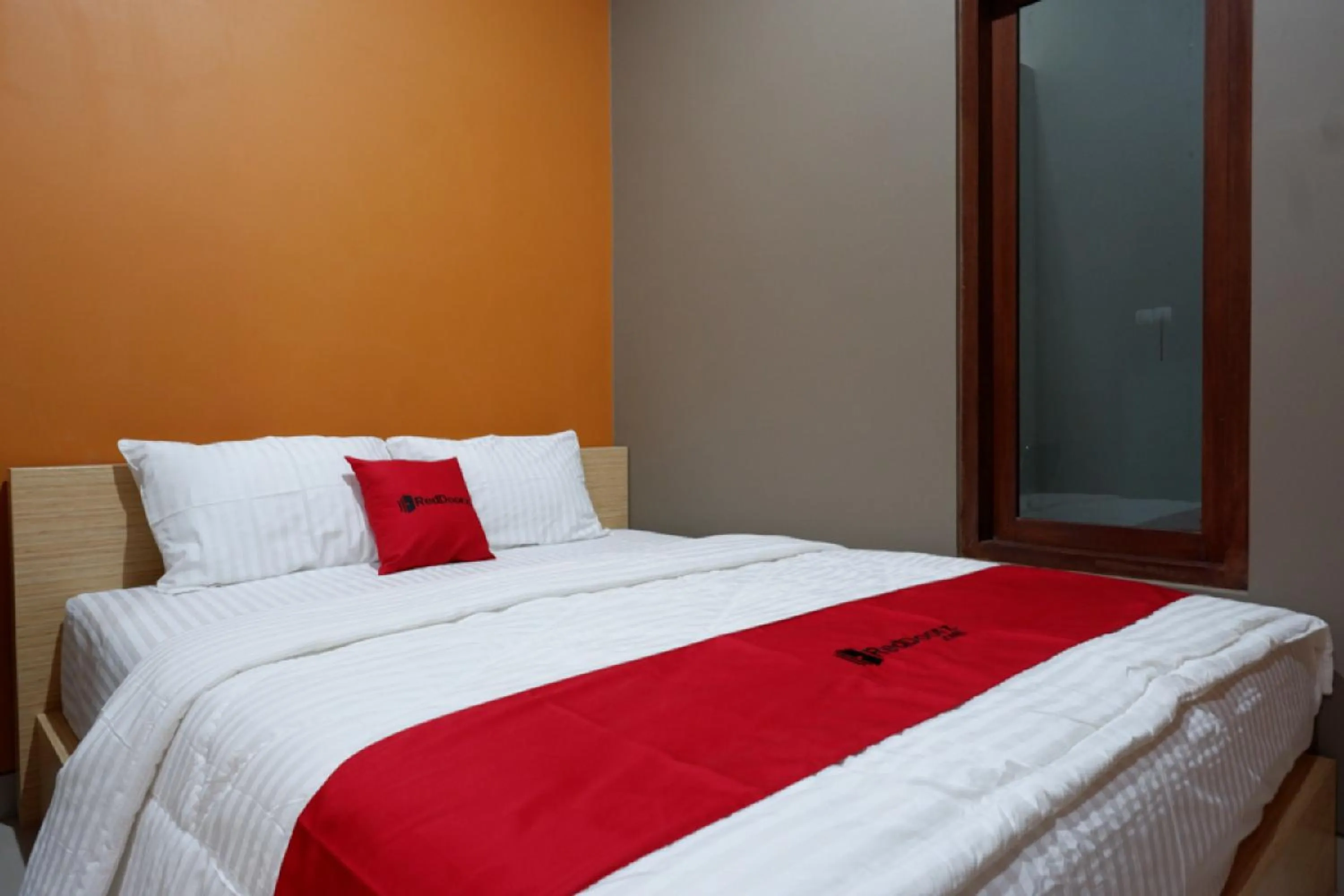 Bedroom, Bed in RedDoorz Syariah near Stasiun Tegal