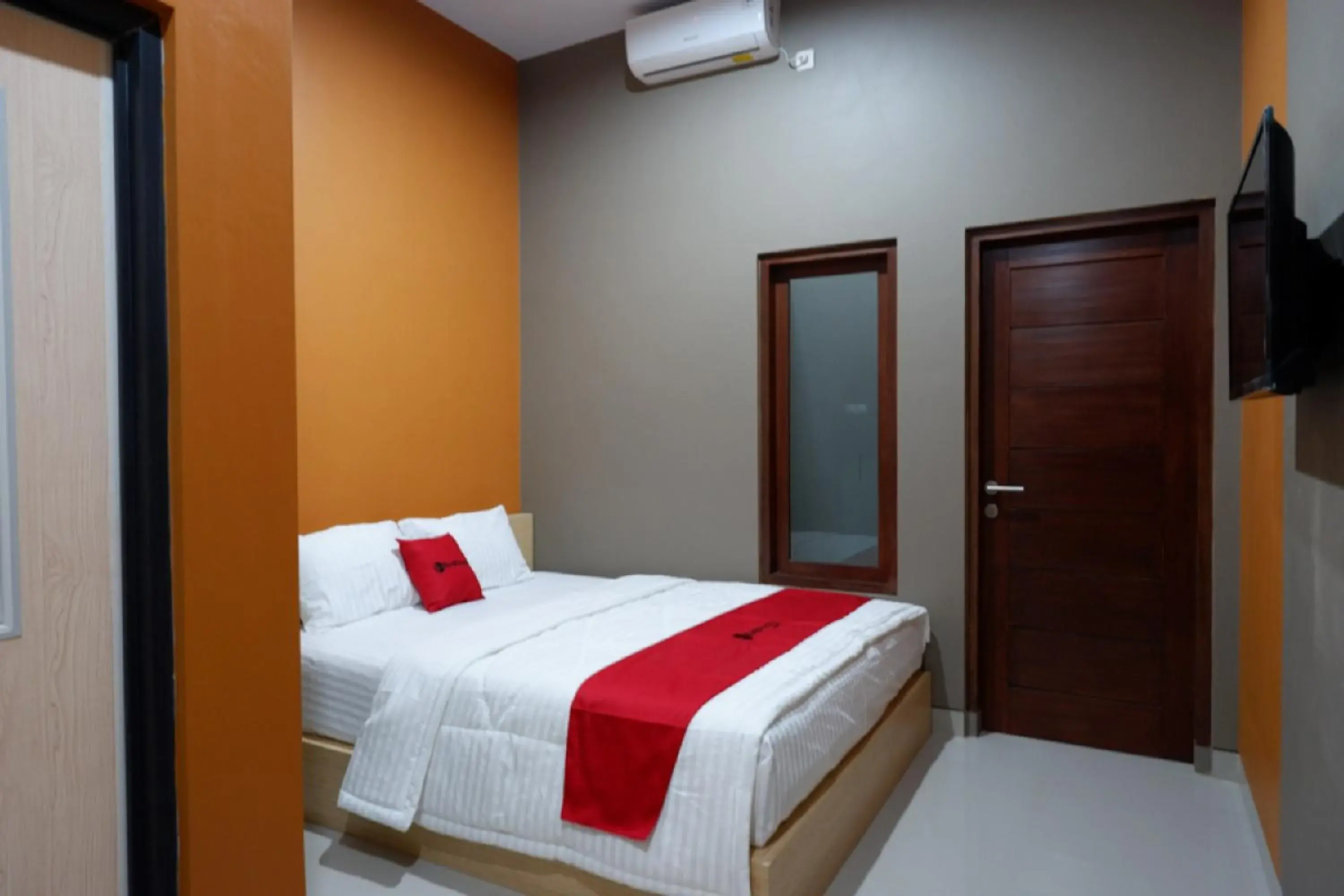 Bedroom, Bed in RedDoorz Syariah near Stasiun Tegal Bedroom, Bed in RedDoorz Syariah near Stasiun Tegal