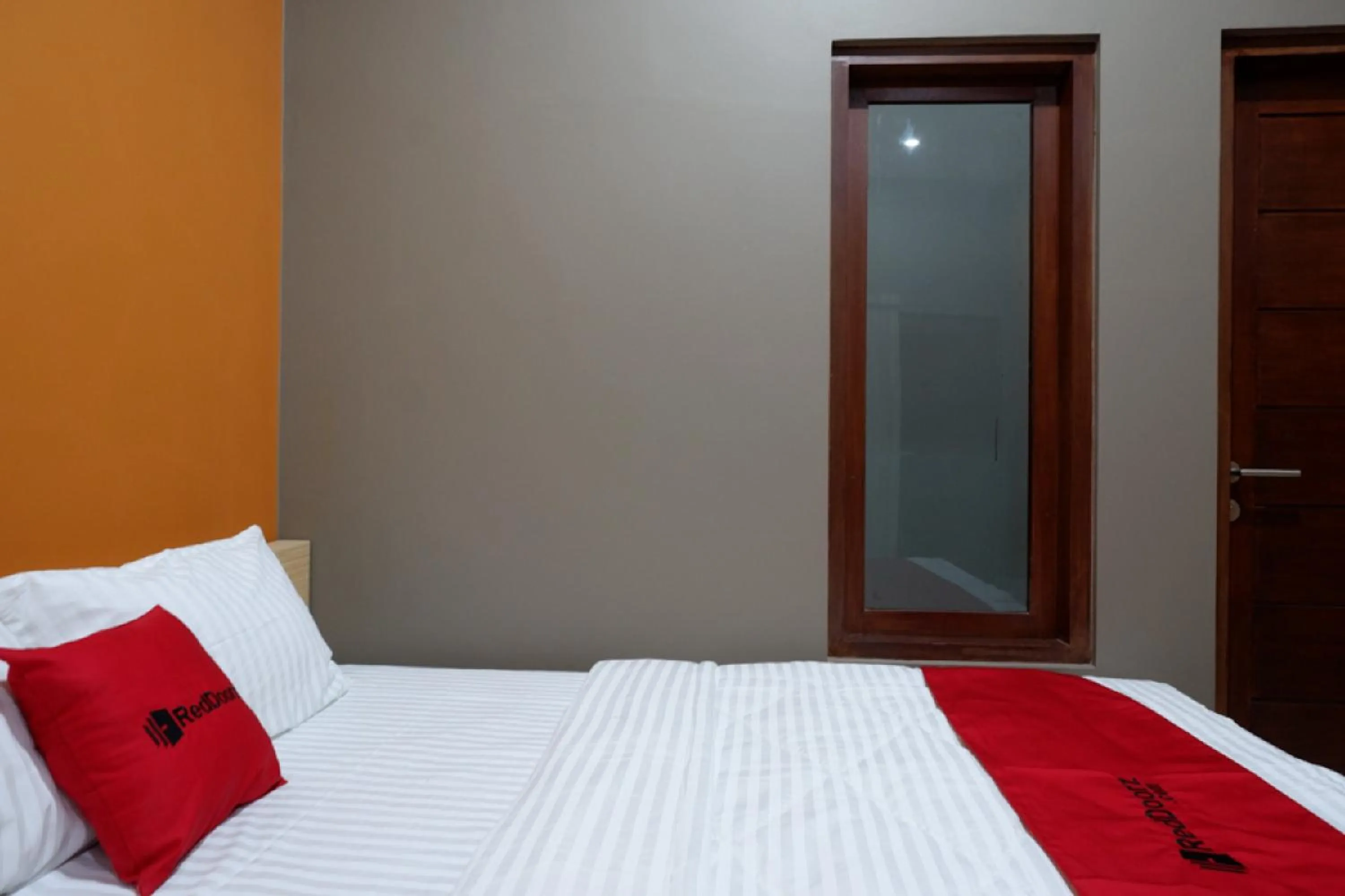 Bedroom, Bed in RedDoorz Syariah near Stasiun Tegal