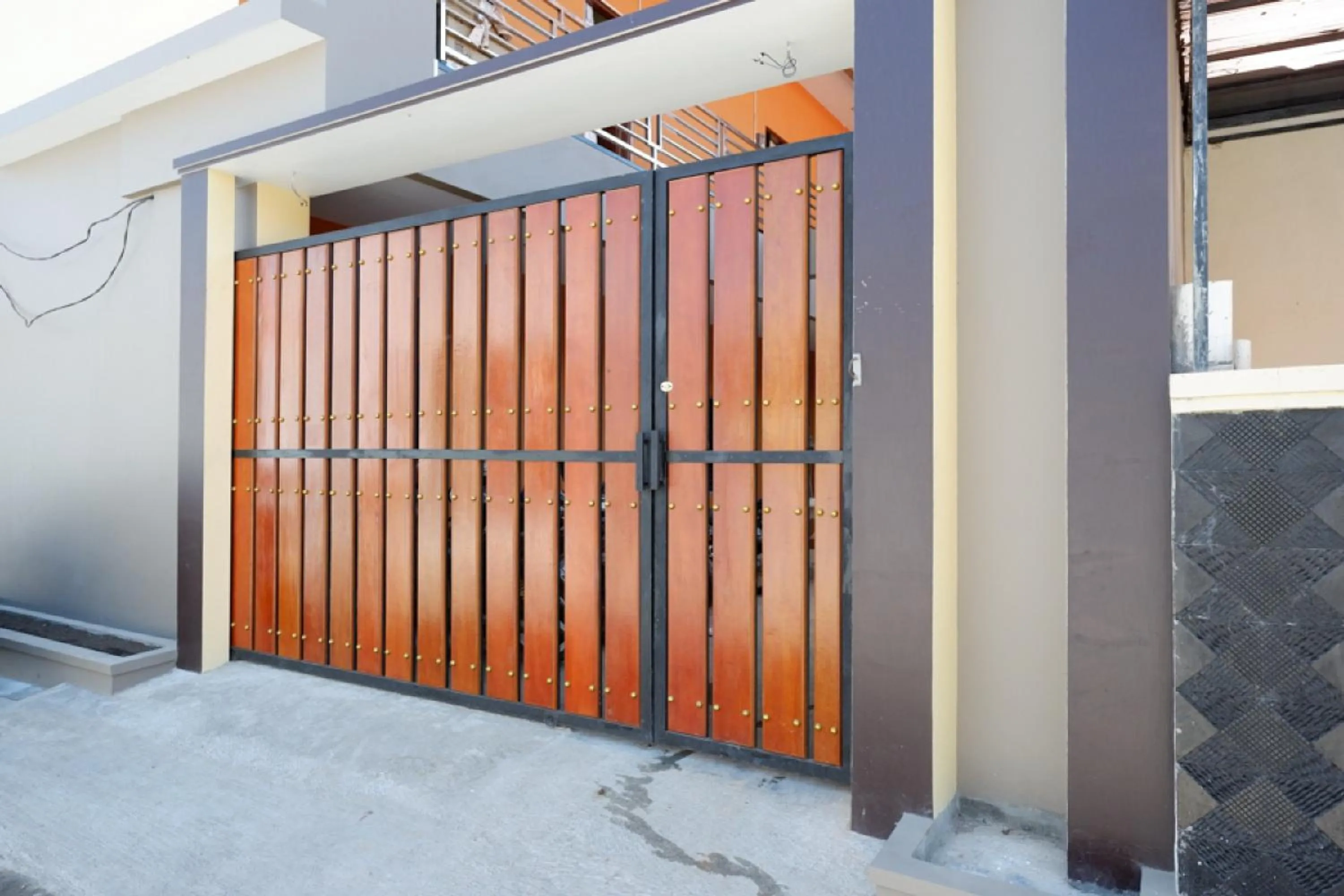 Facade/entrance in RedDoorz Syariah near Stasiun Tegal