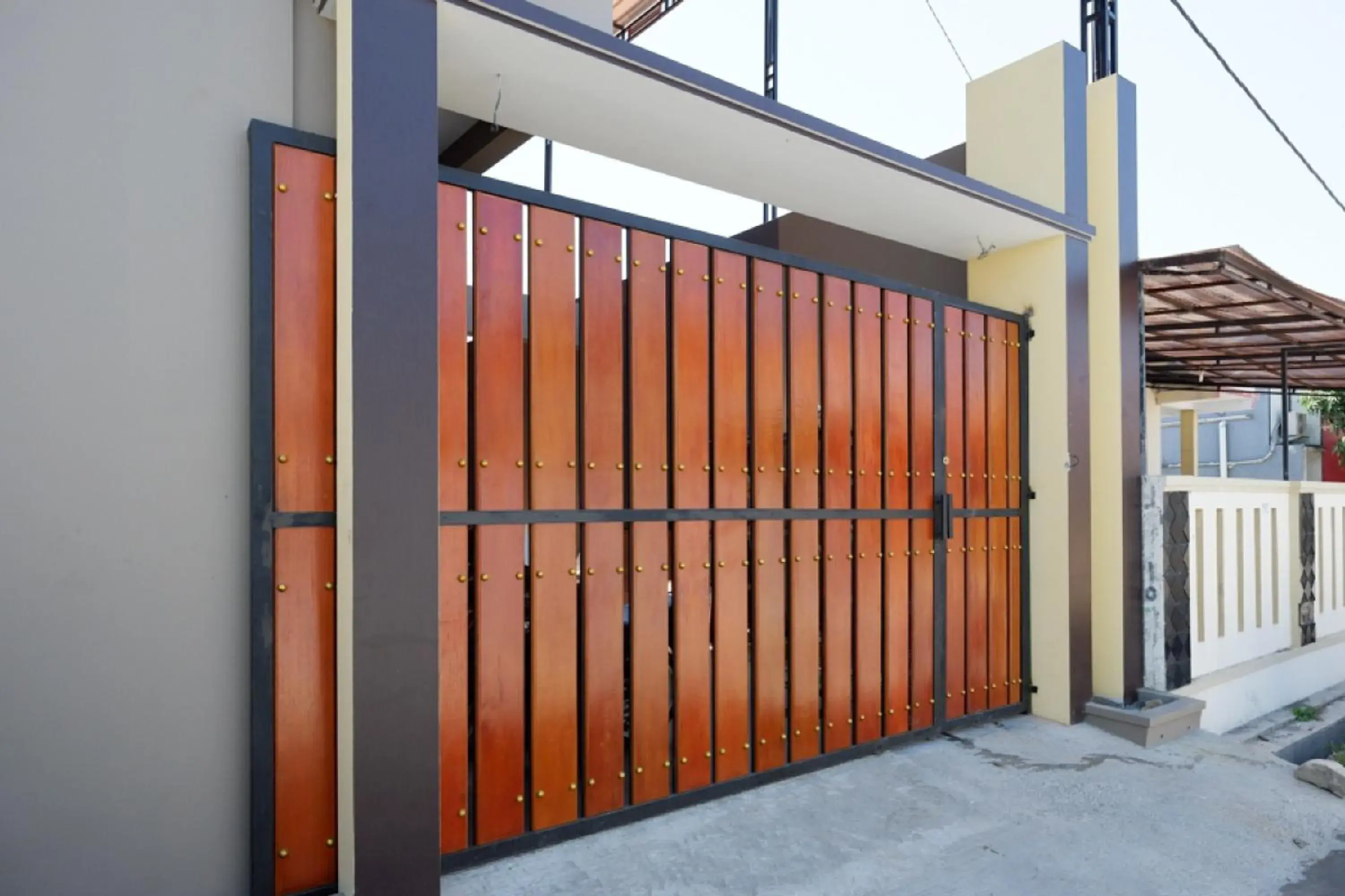 Facade/entrance in RedDoorz Syariah near Stasiun Tegal Facade/entrance in RedDoorz Syariah near Stasiun Tegal