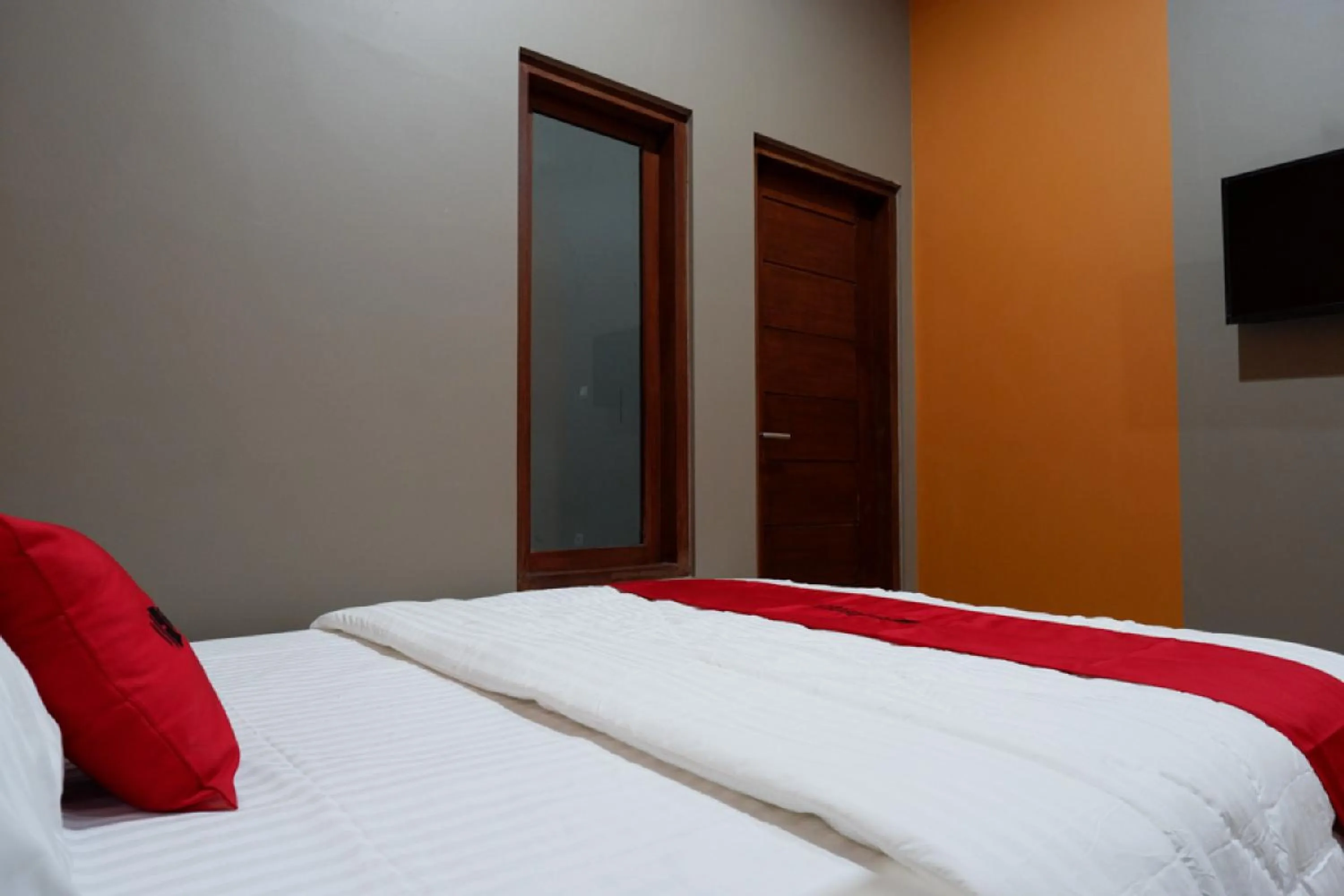 Bedroom, Bed in RedDoorz Syariah near Stasiun Tegal