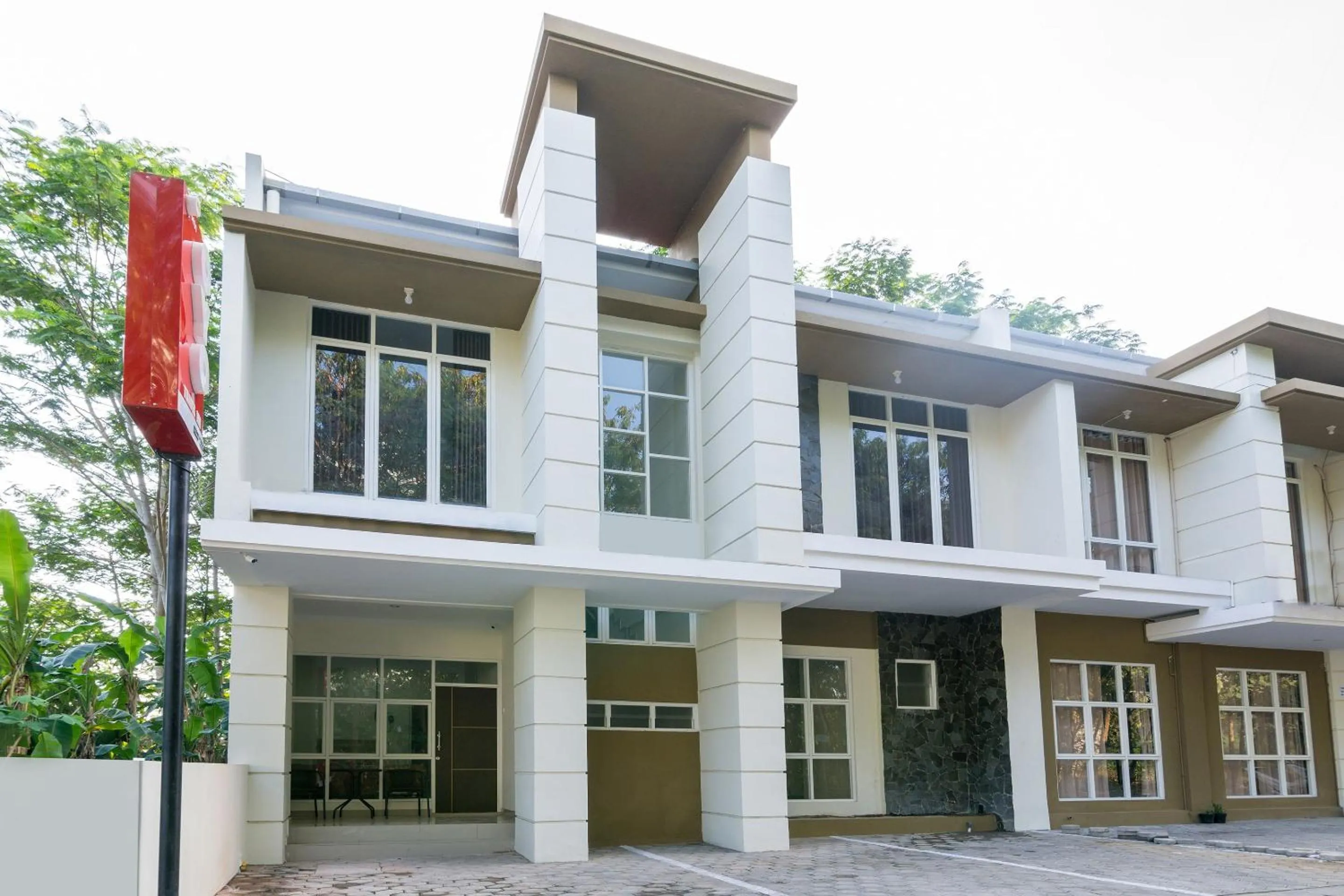 Facade/entrance in Hotel O Travel-inn