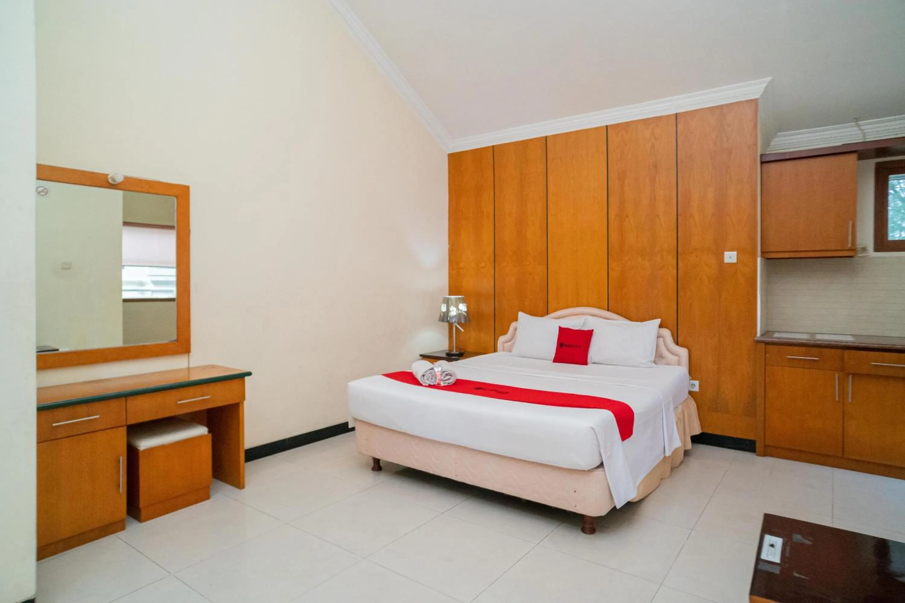 Bedroom, Bed in RedDoorz near Rumah Sakit Baptis Kediri