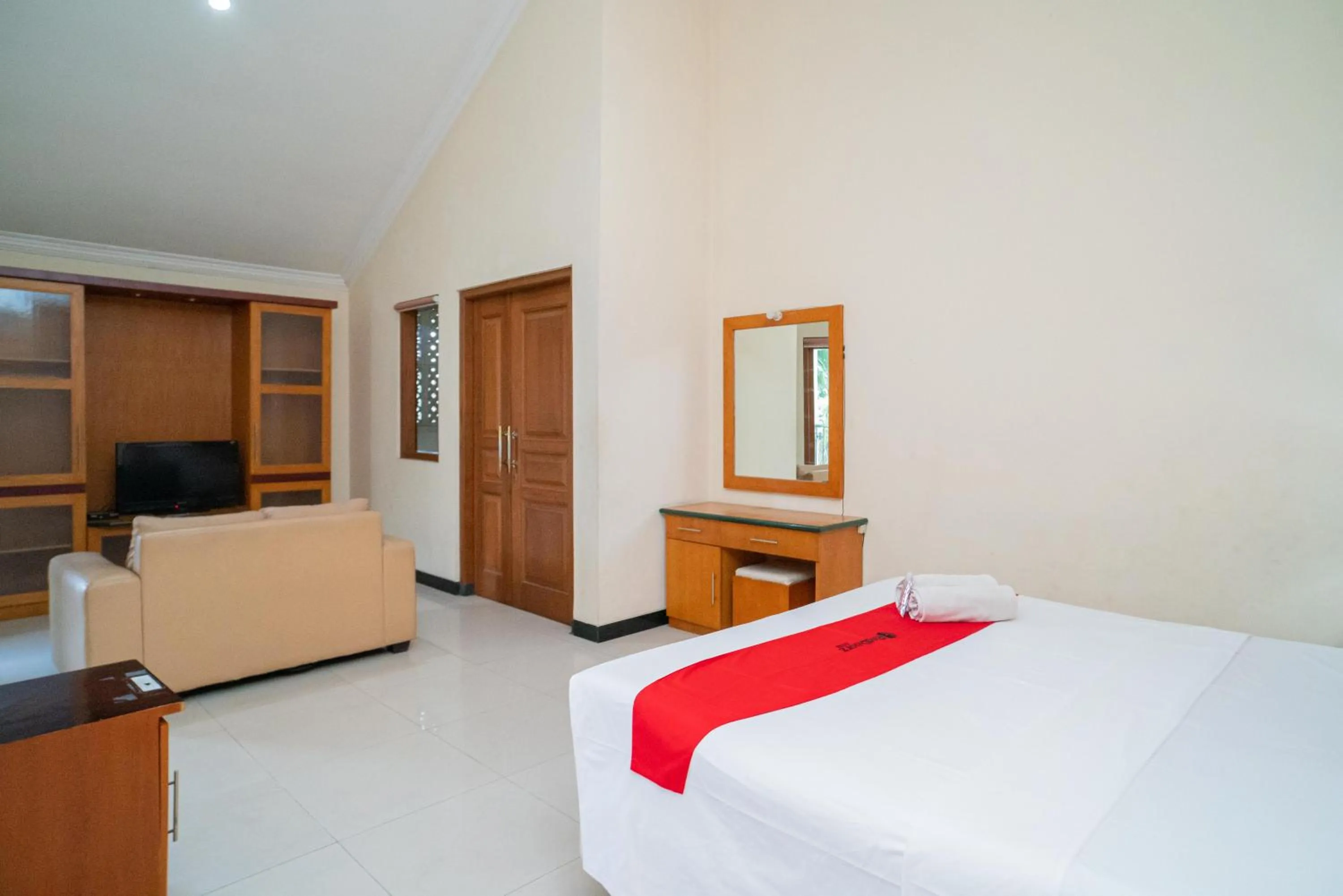 Bedroom, Bed in RedDoorz near Rumah Sakit Baptis Kediri