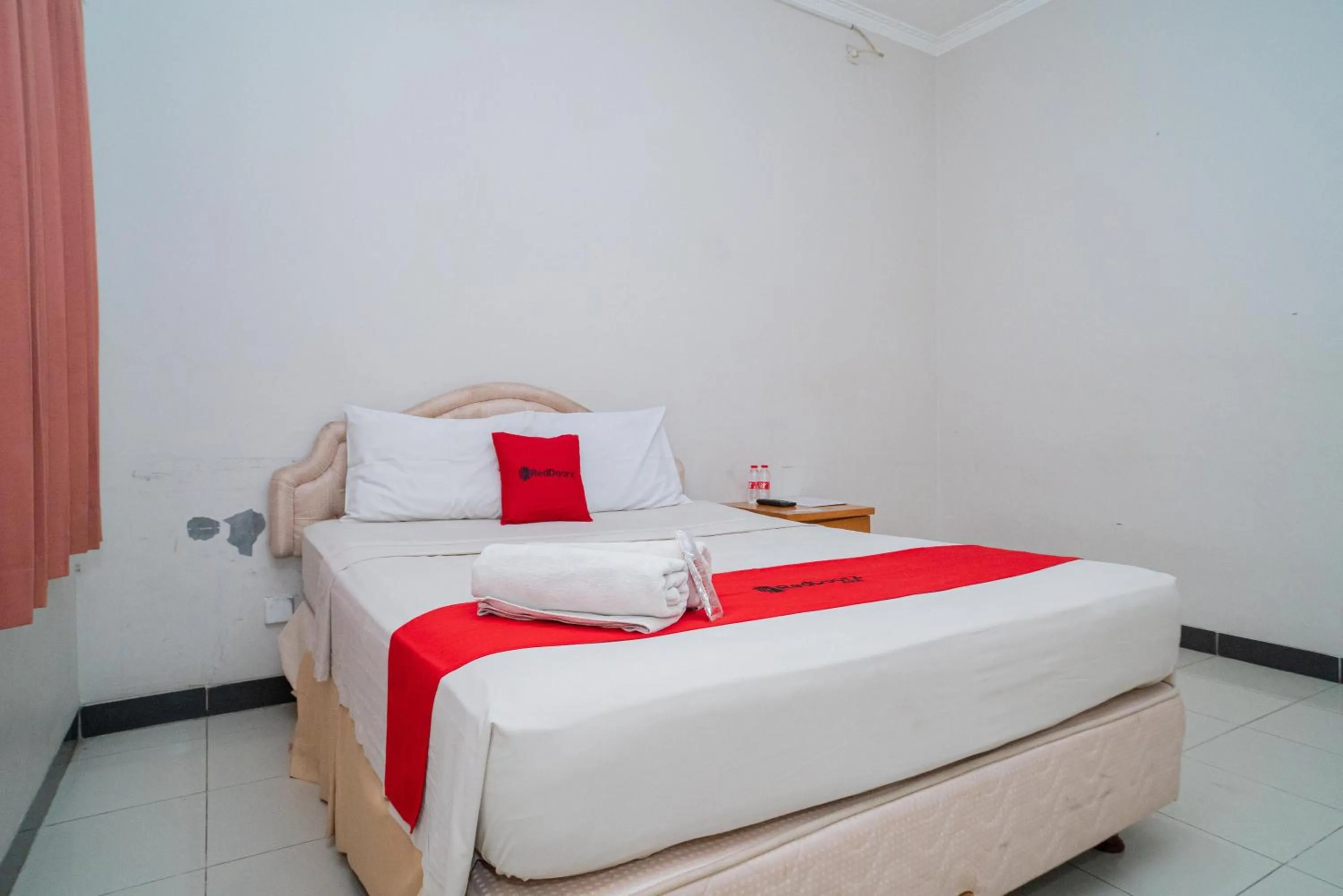 Bedroom, Bed in RedDoorz near Rumah Sakit Baptis Kediri