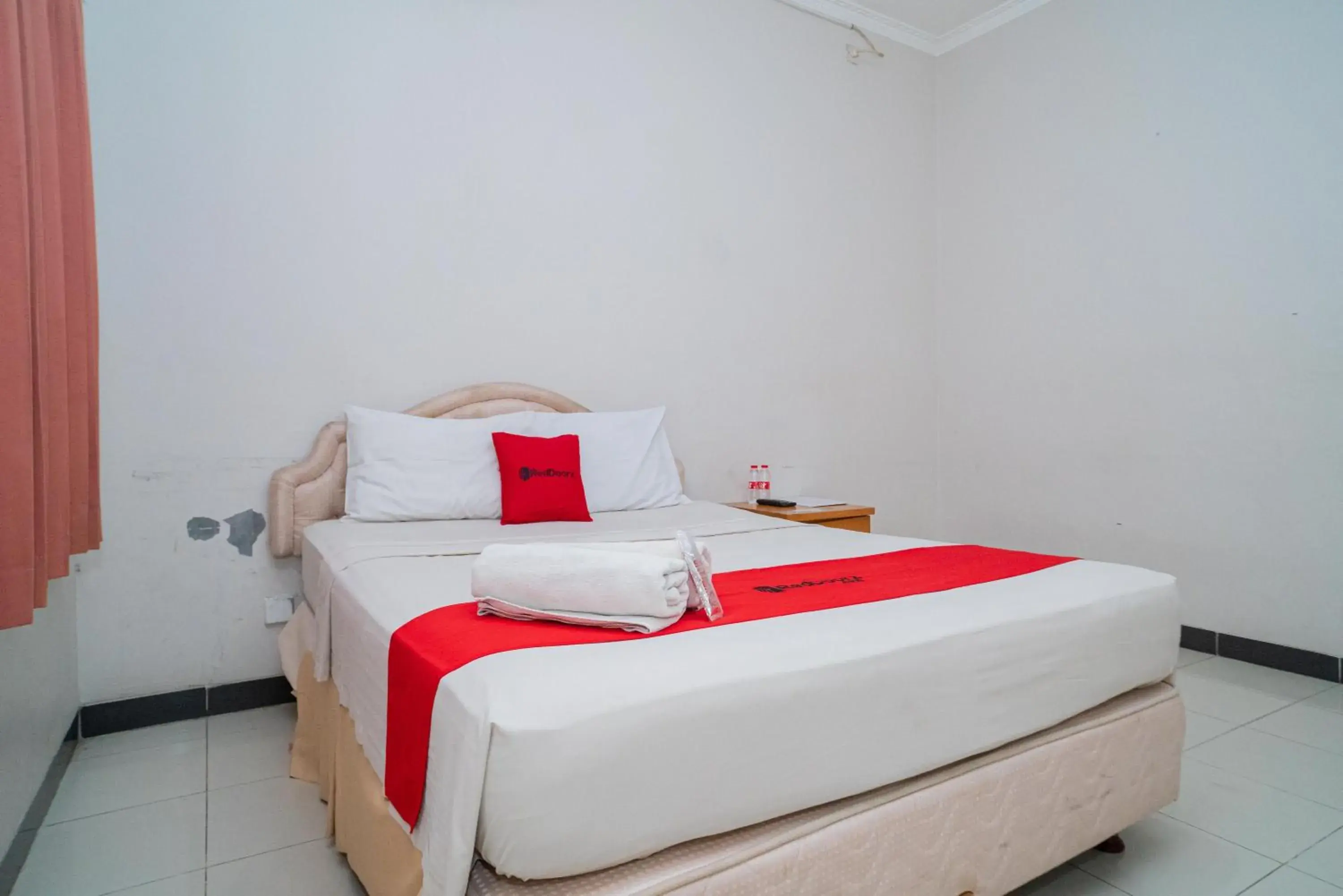 Bedroom, Bed in RedDoorz near Rumah Sakit Baptis Kediri Bedroom, Bed in RedDoorz near Rumah Sakit Baptis Kediri