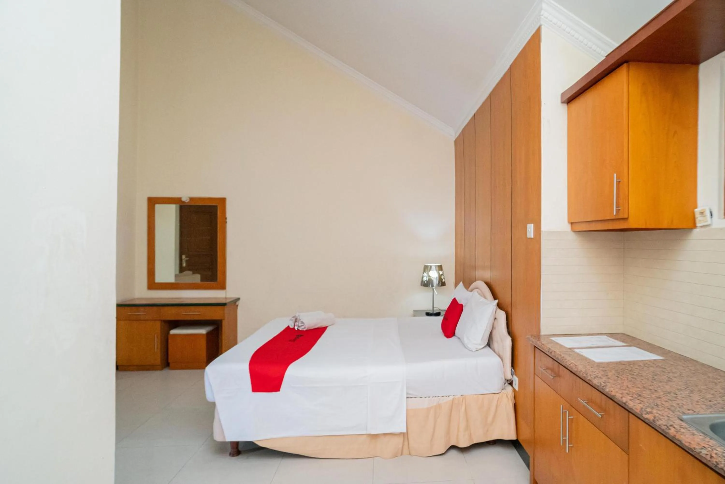 Bedroom, Bed in RedDoorz near Rumah Sakit Baptis Kediri