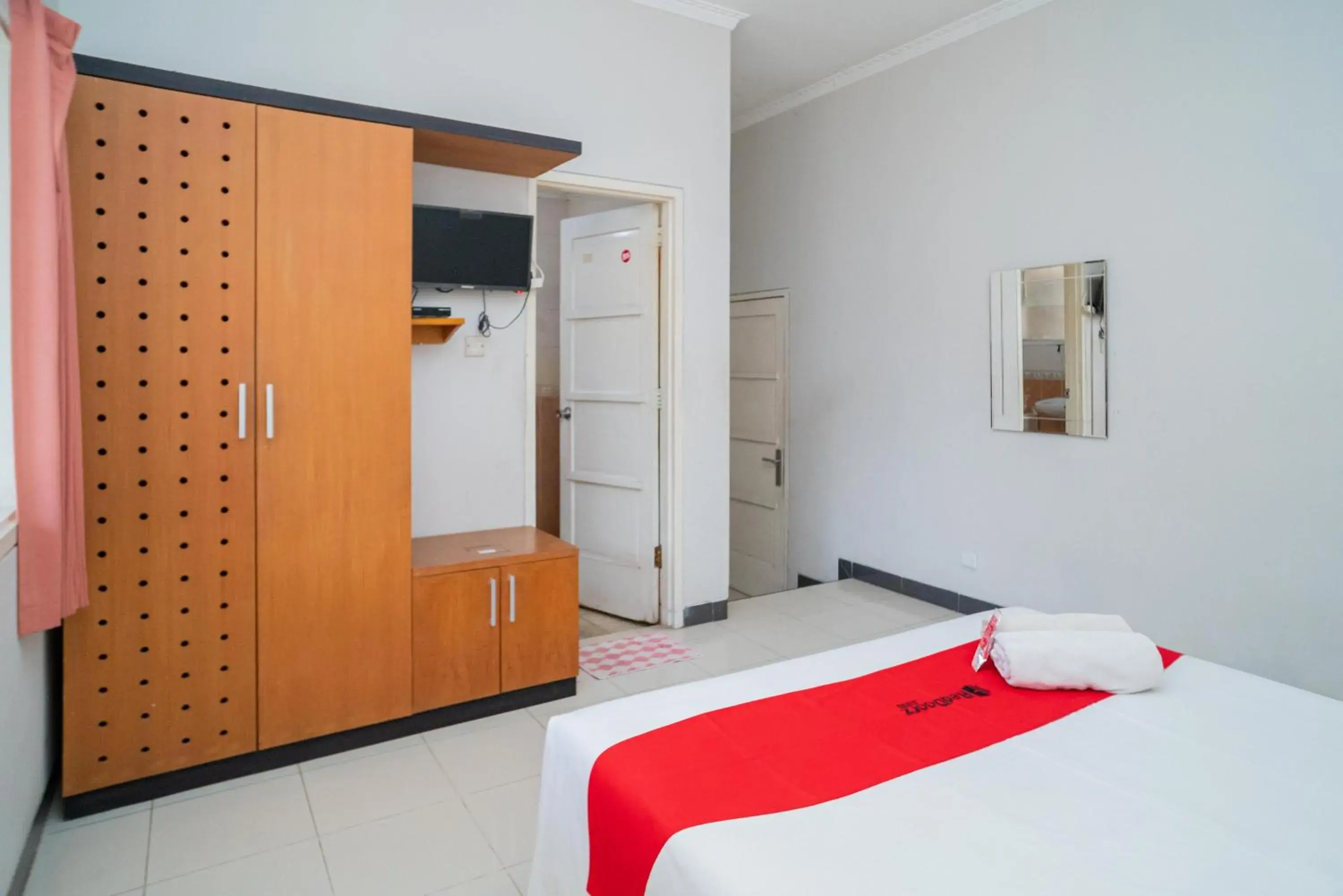 Bedroom, Bed in RedDoorz near Rumah Sakit Baptis Kediri Bedroom, Bed in RedDoorz near Rumah Sakit Baptis Kediri