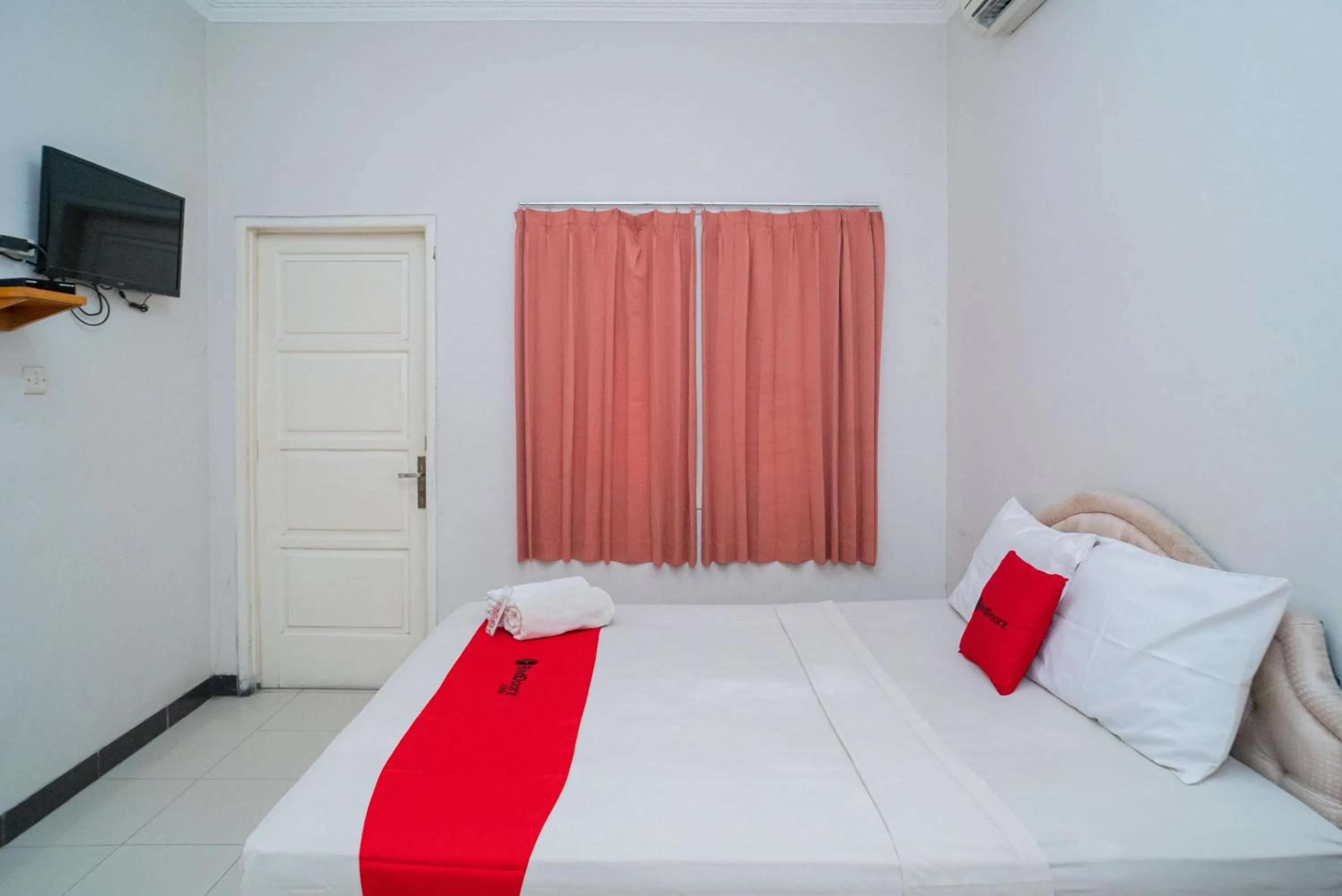 Bedroom, Bed in RedDoorz near Rumah Sakit Baptis Kediri