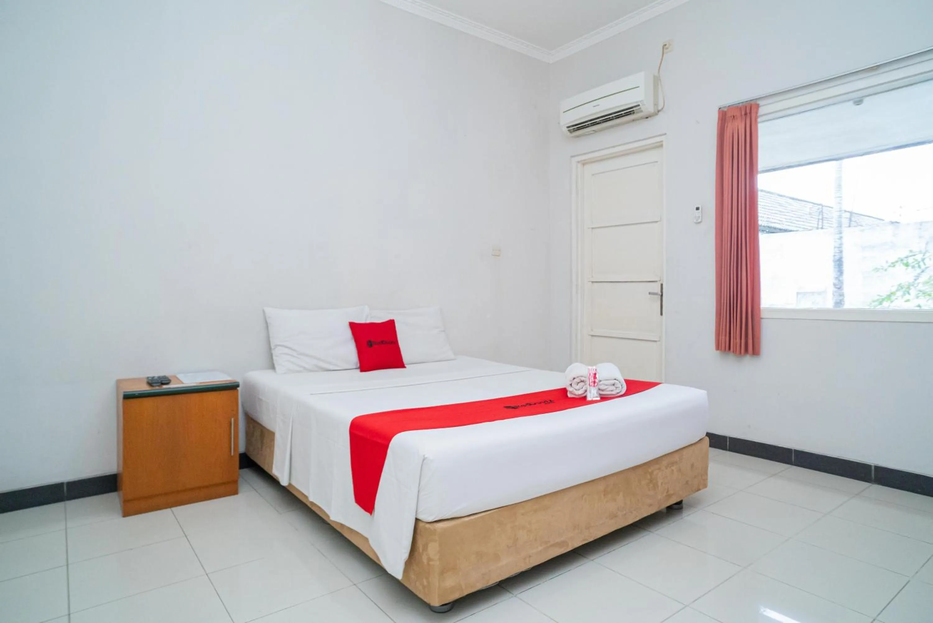 Bedroom, Bed in RedDoorz near Rumah Sakit Baptis Kediri
