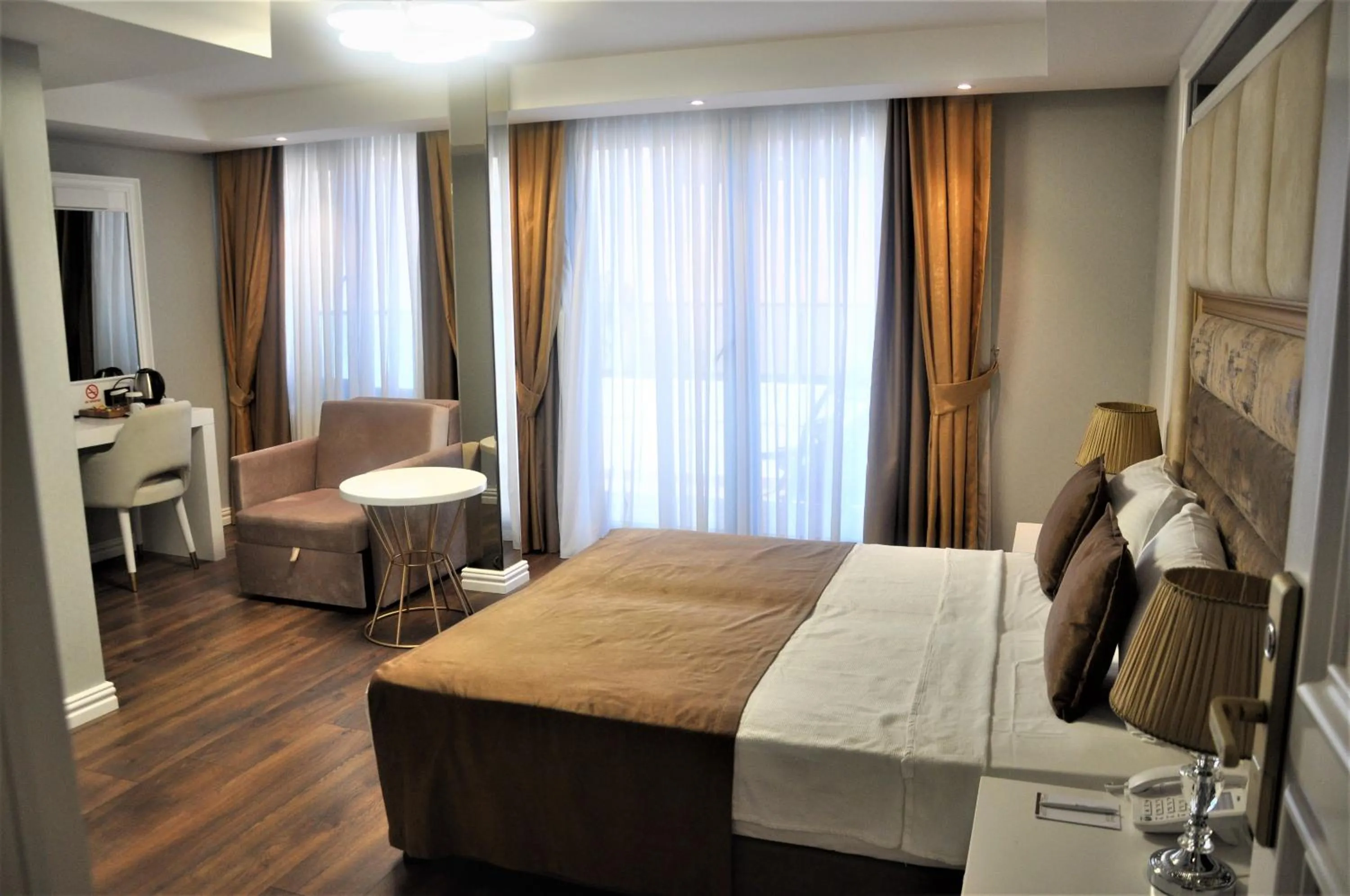 Photo of the whole room, Bed in Pell Palace Hotel & SPA