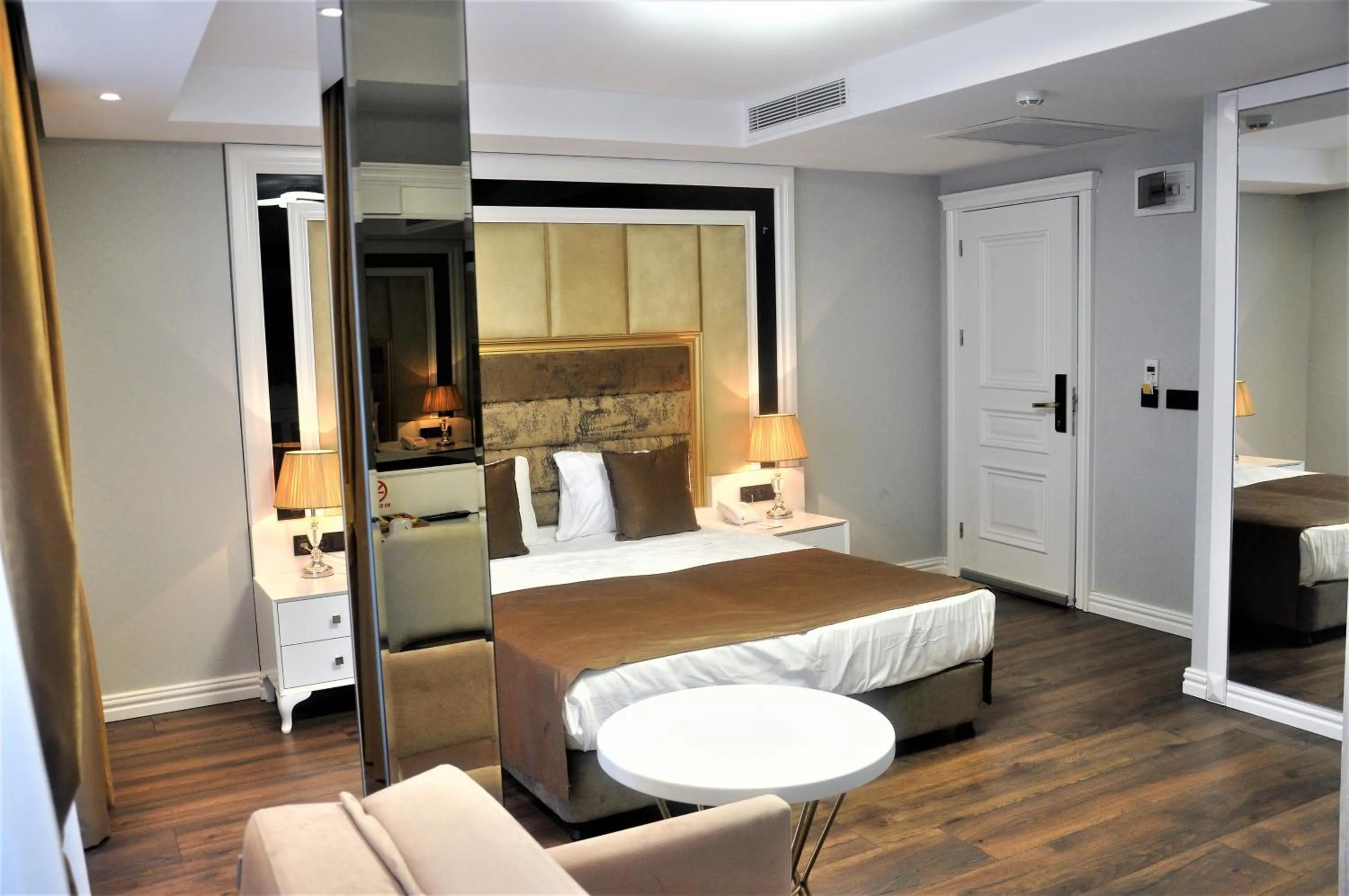 Photo of the whole room, Bed in Pell Palace Hotel & SPA