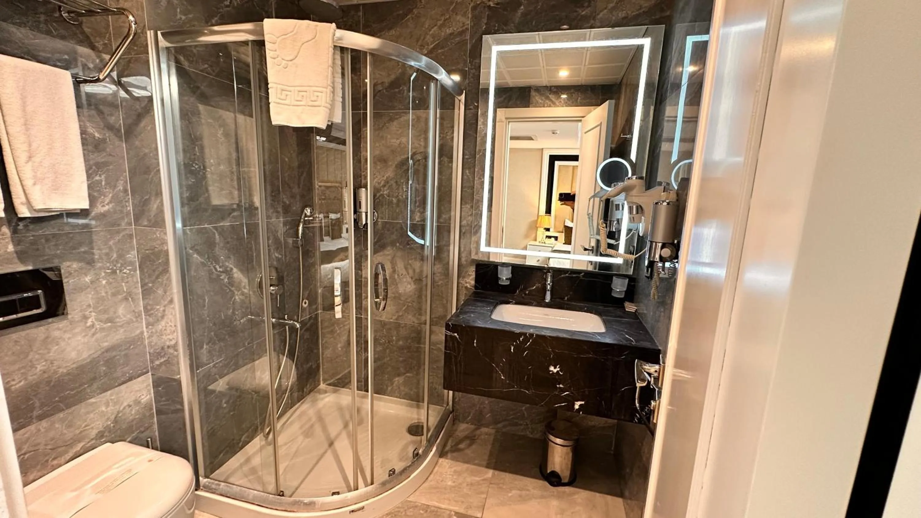Shower in Pell Palace Hotel & SPA