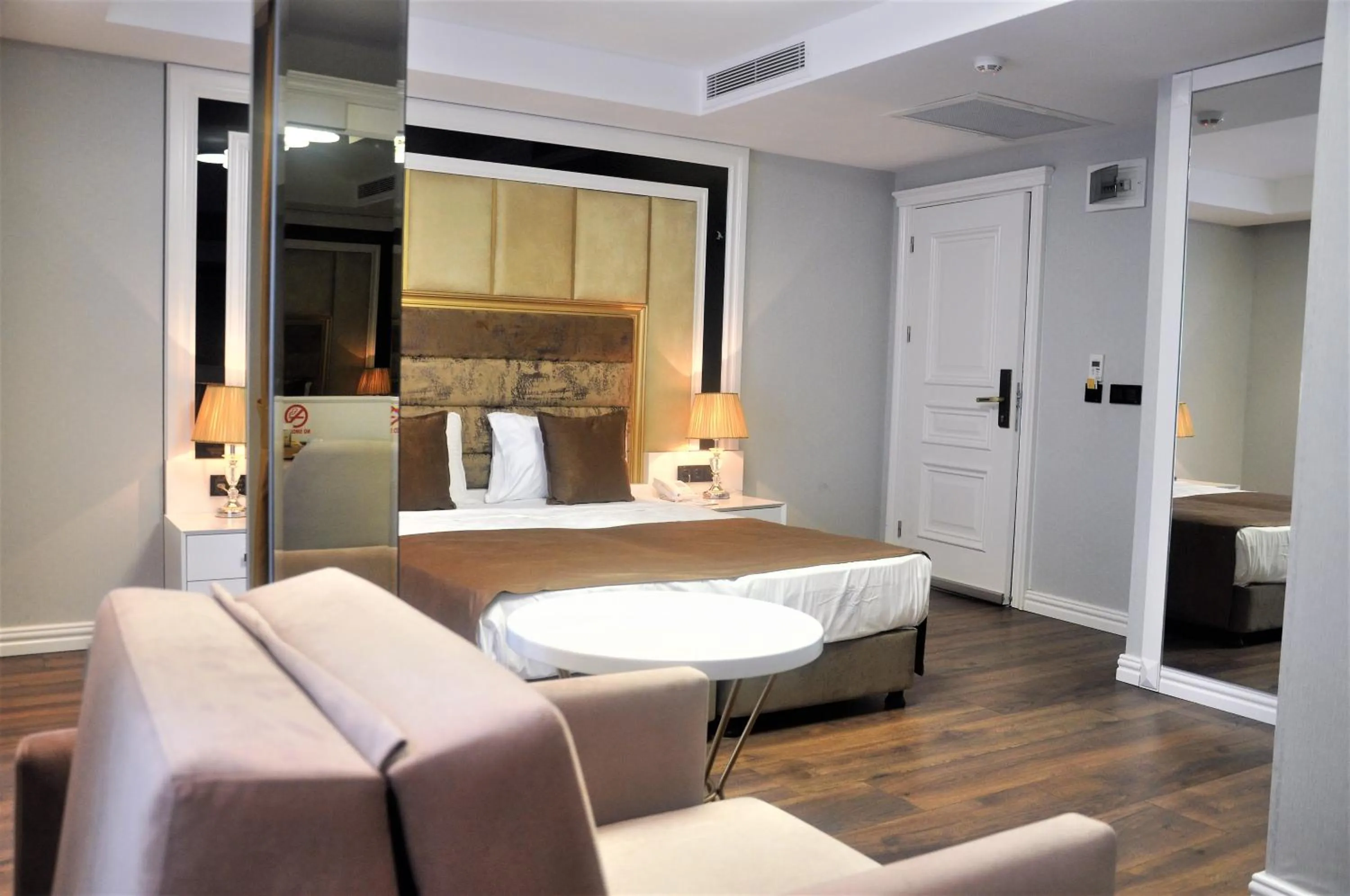 Photo of the whole room, Bed in Pell Palace Hotel & SPA