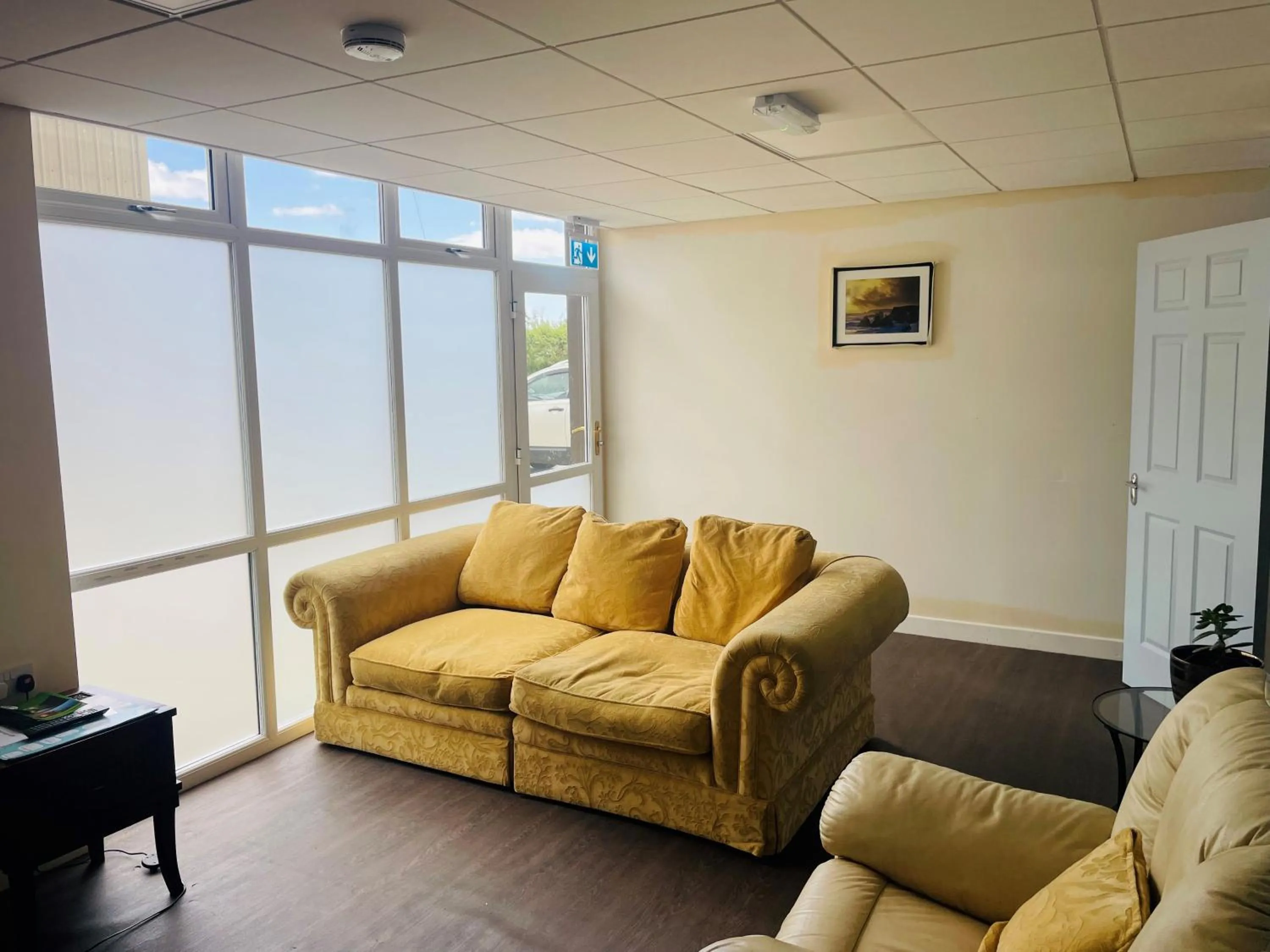 Communal lounge/ TV room in Greenway & Copper Coast Hostel