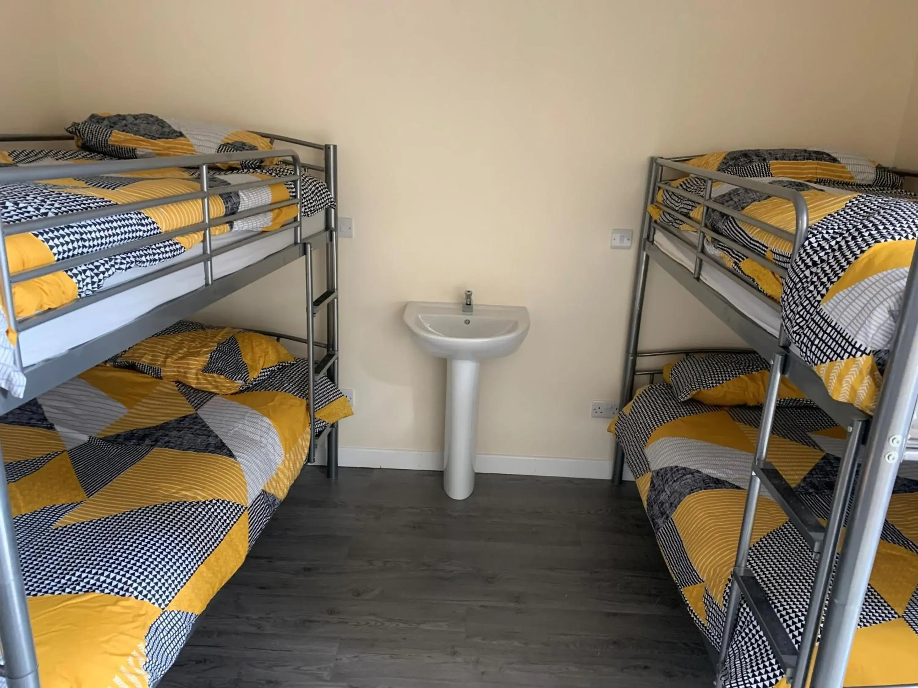 8-Bed Mixed Dormitory Room in Greenway & Copper Coast Hostel 8-Bed Mixed Dormitory Room in Greenway & Copper Coast Hostel