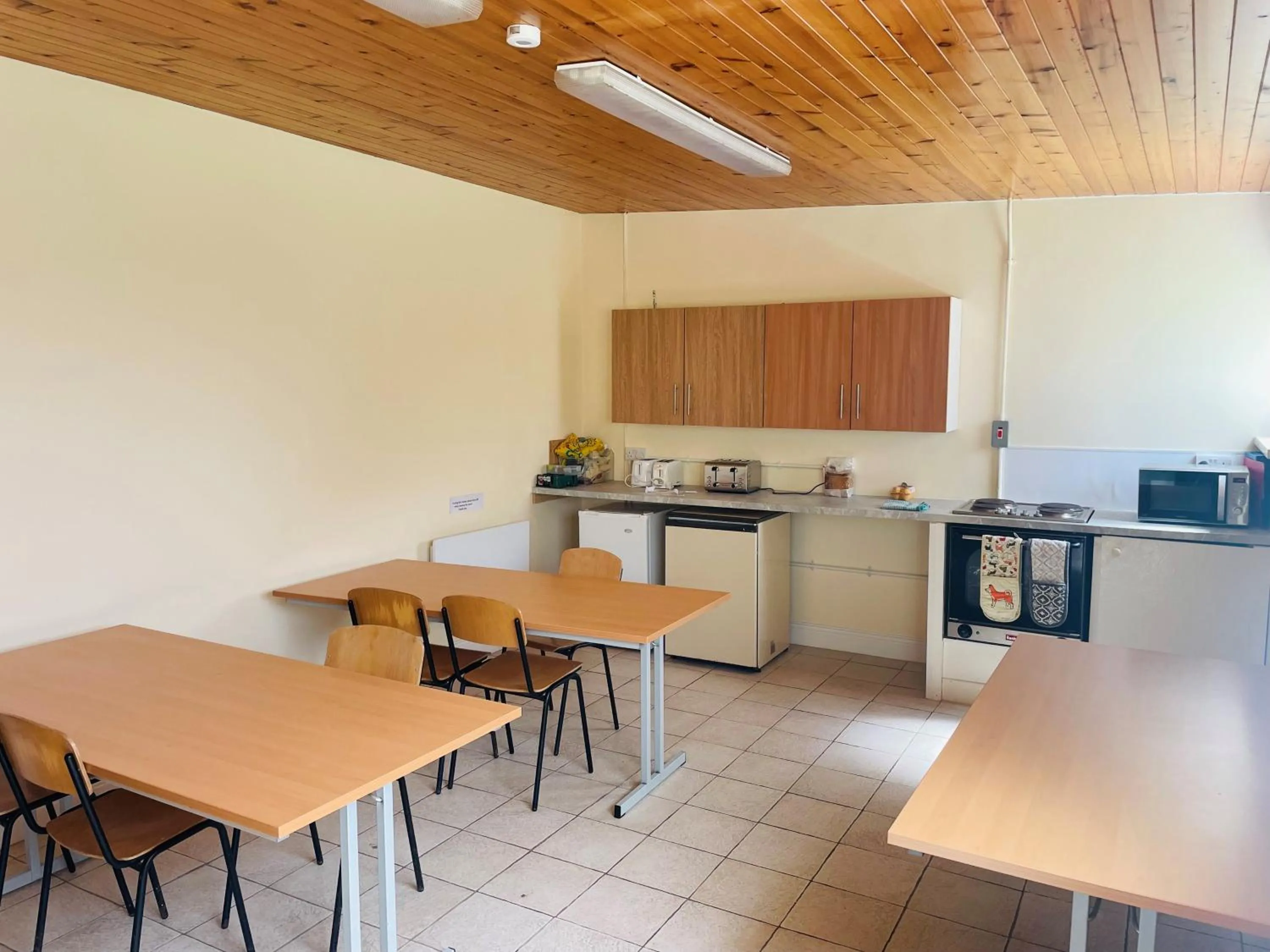 Communal kitchen in Greenway & Copper Coast Hostel