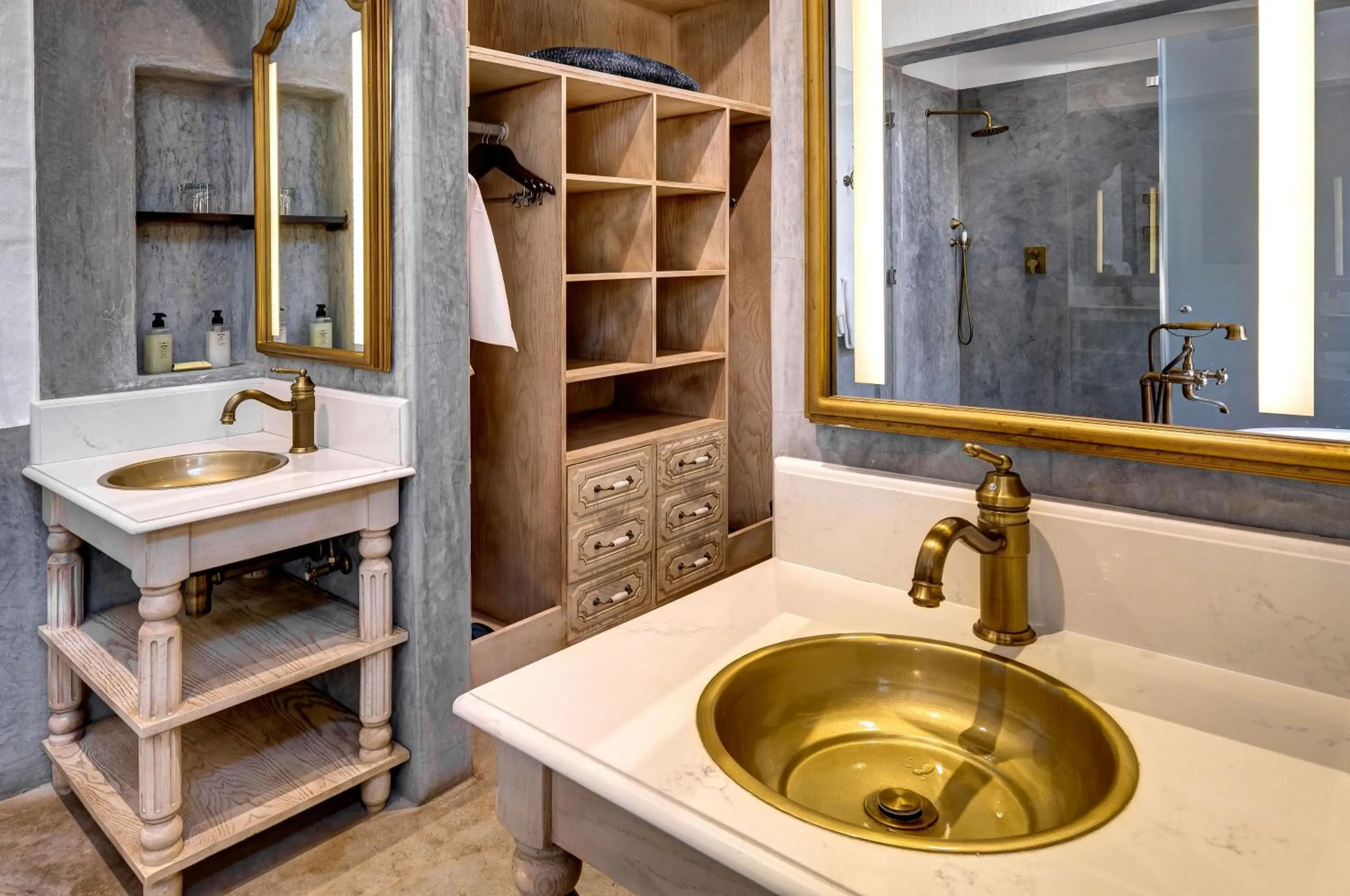 Shower in Mbano Manor Hotel Victoria Falls