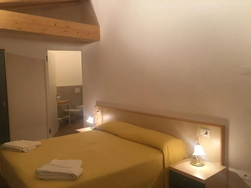 Bed in Albergo Croce d'Aune