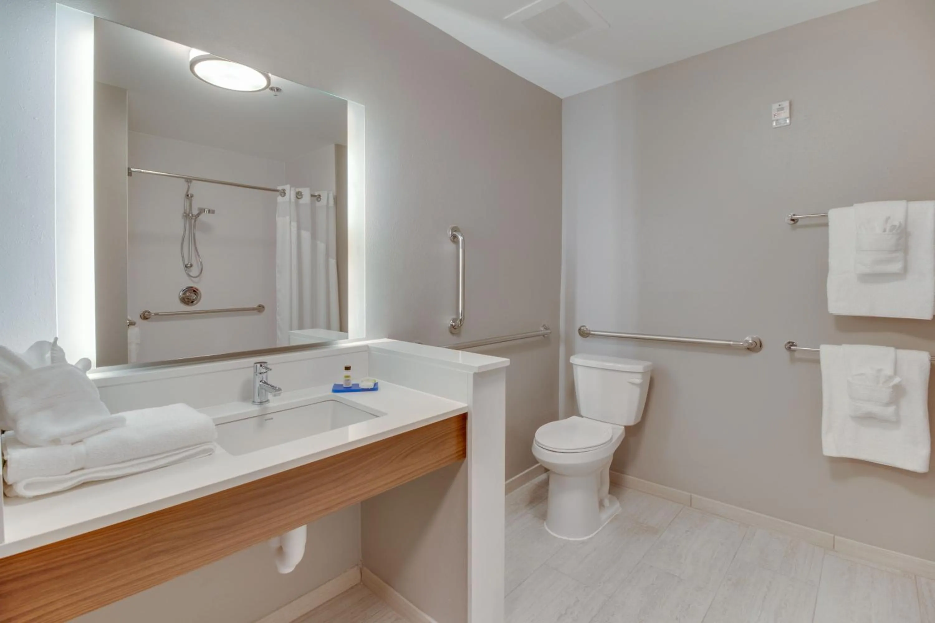 Photo of the whole room in Holiday Inn Express & Suites - Union City by IHG