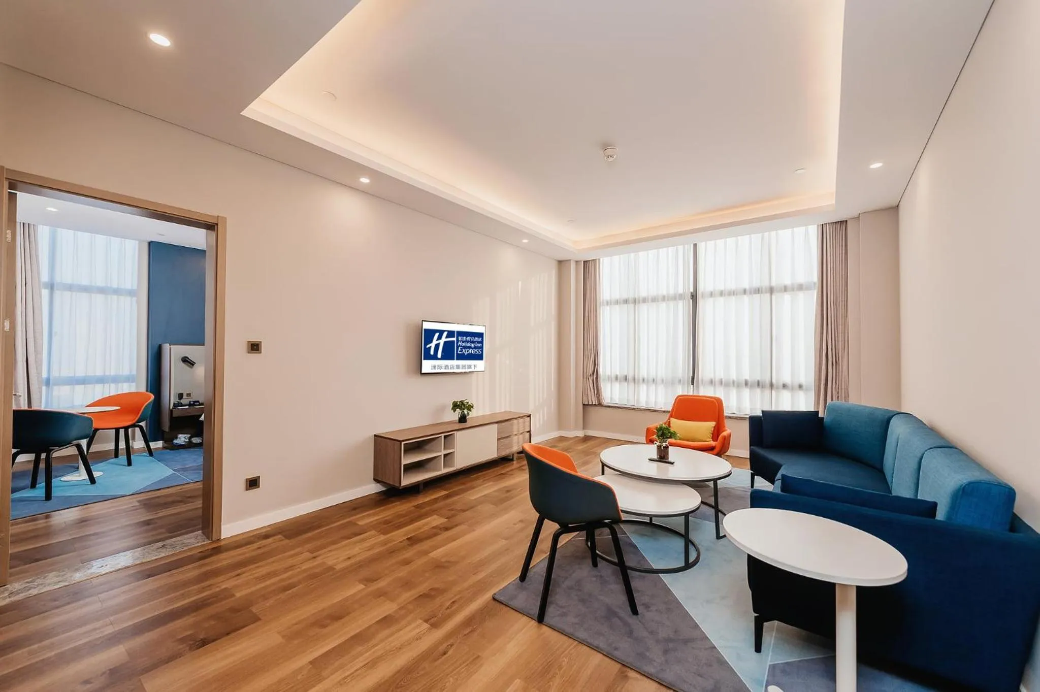 Photo of the whole room in Holiday Inn Express Taizhou CMC by IHG