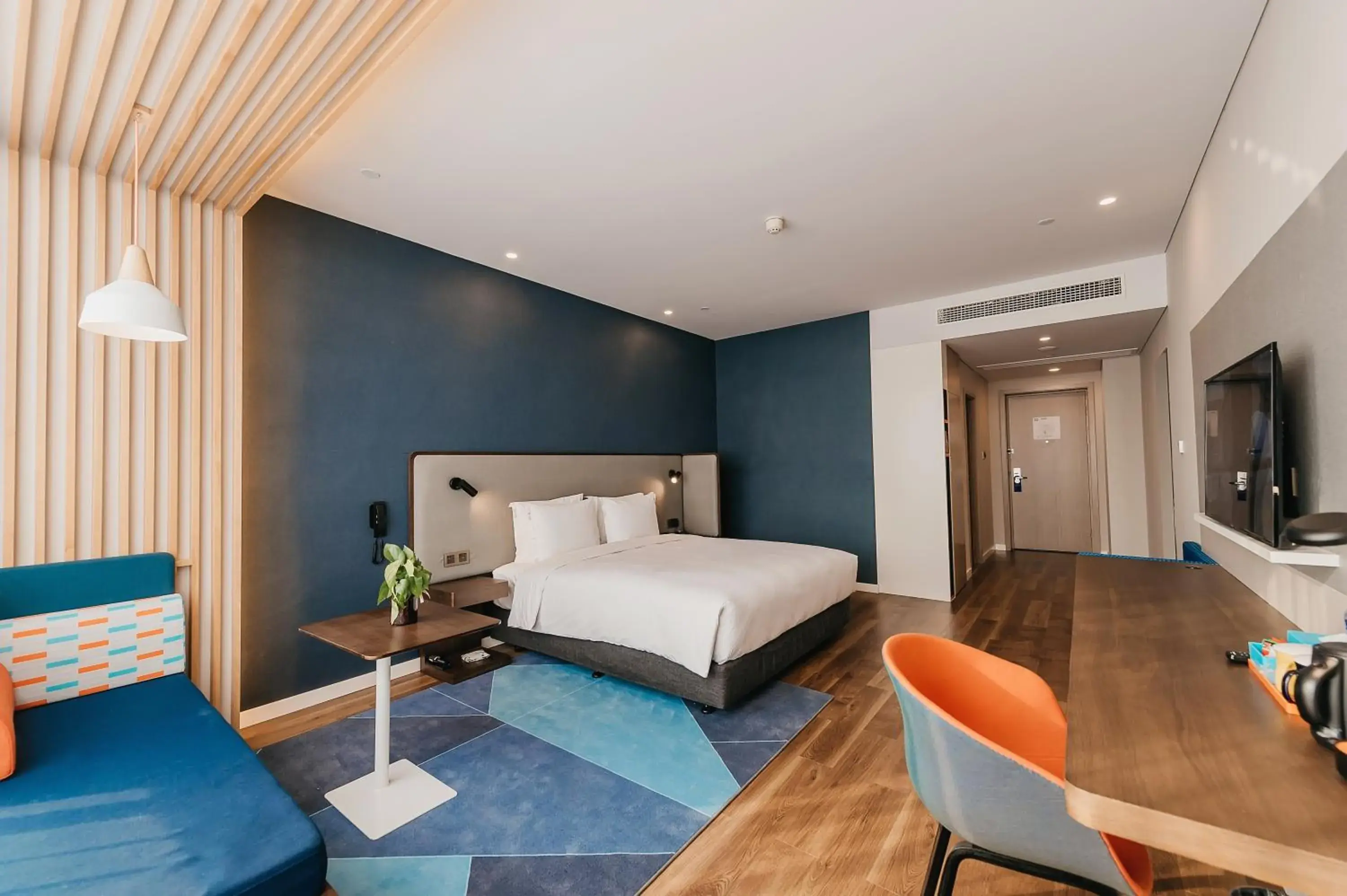 Standard King Room in Holiday Inn Express Taizhou CMC by IHG Standard King Room in Holiday Inn Express Taizhou CMC by IHG