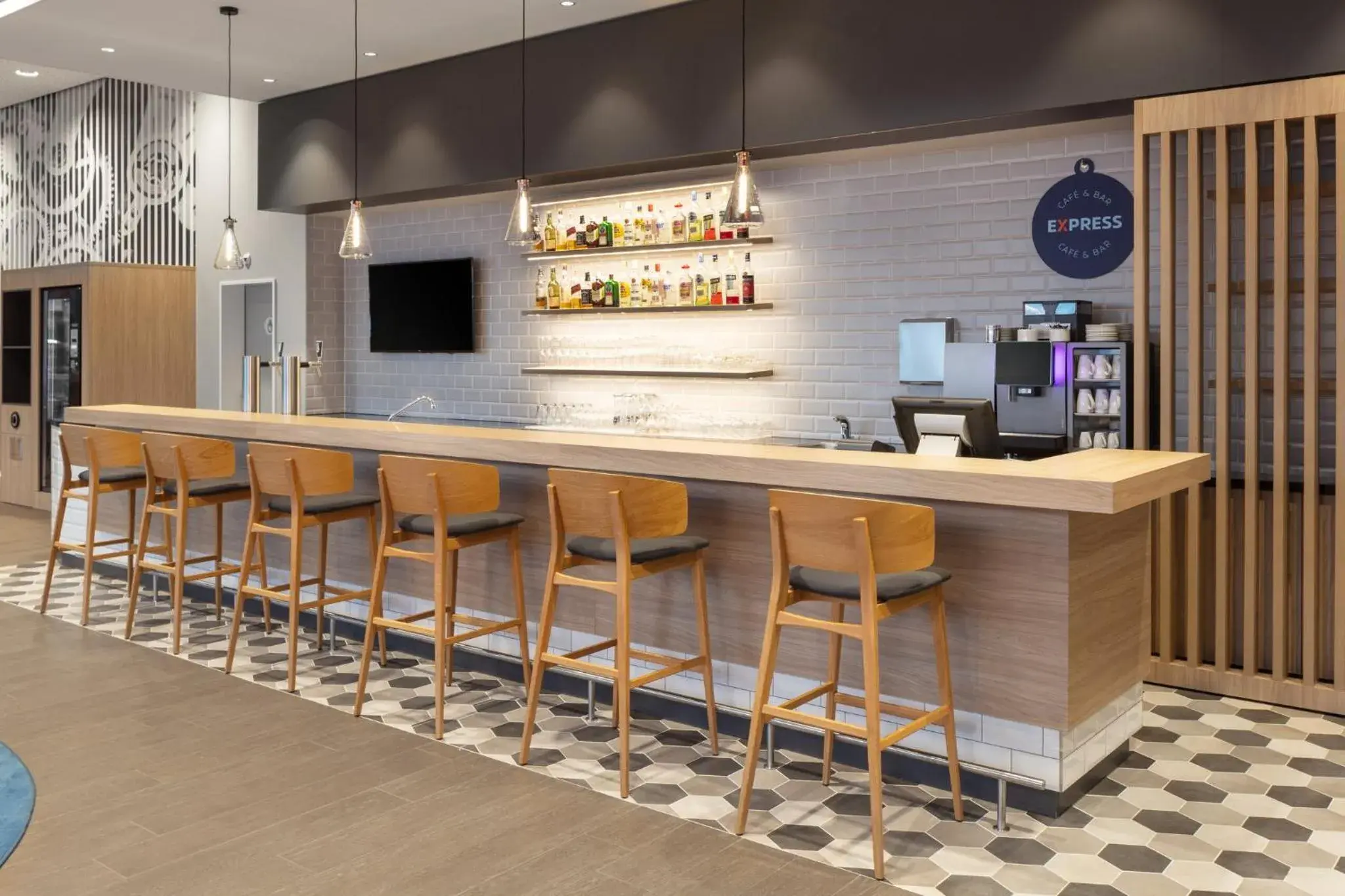 Lounge or bar in Holiday Inn Express - Aarburg - Oftringen by IHG Lounge or bar in Holiday Inn Express - Aarburg - Oftringen by IHG