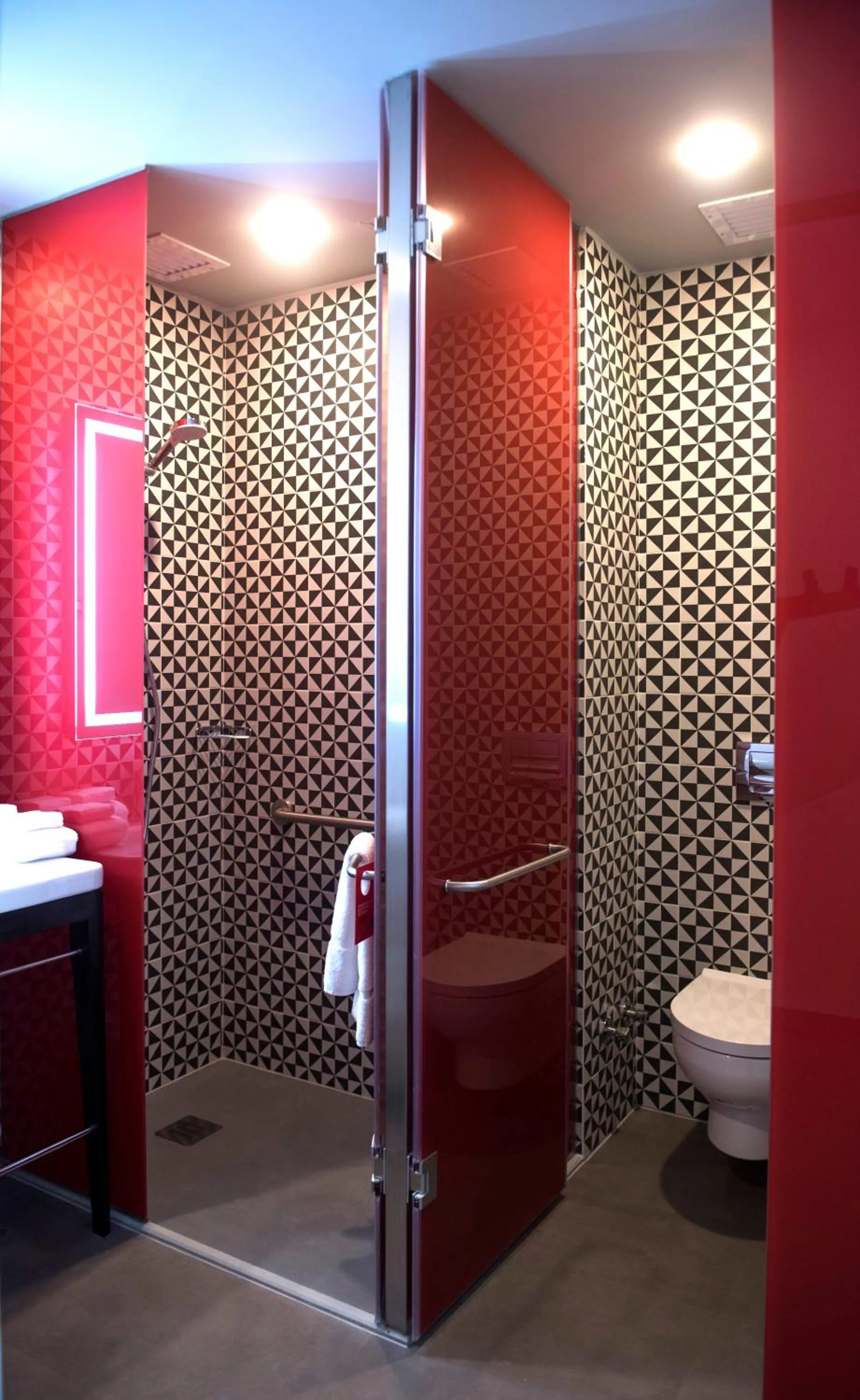 Shower in Radisson RED Miraflores