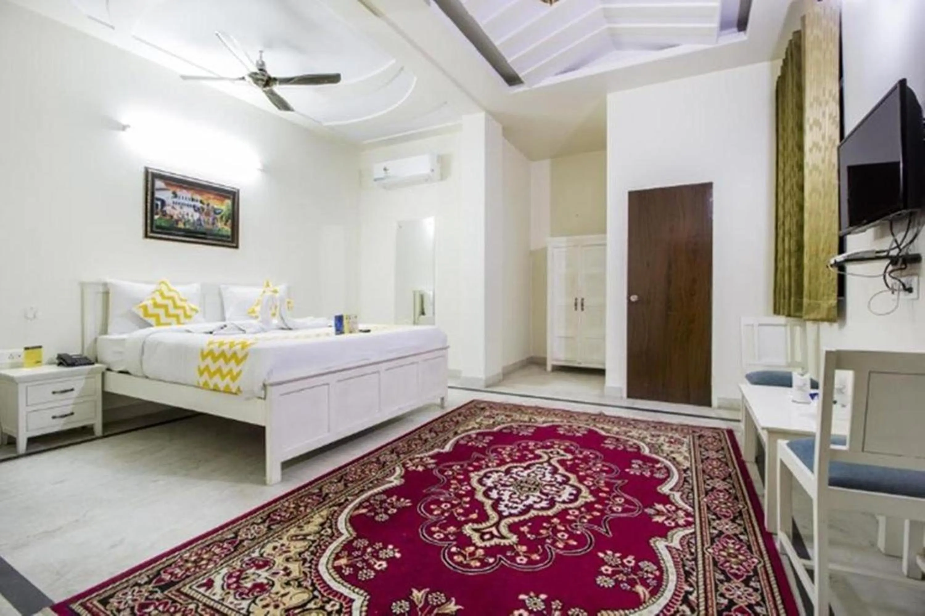 Bedroom in Hotel Dior Near Jal Mahal, Jaipur
