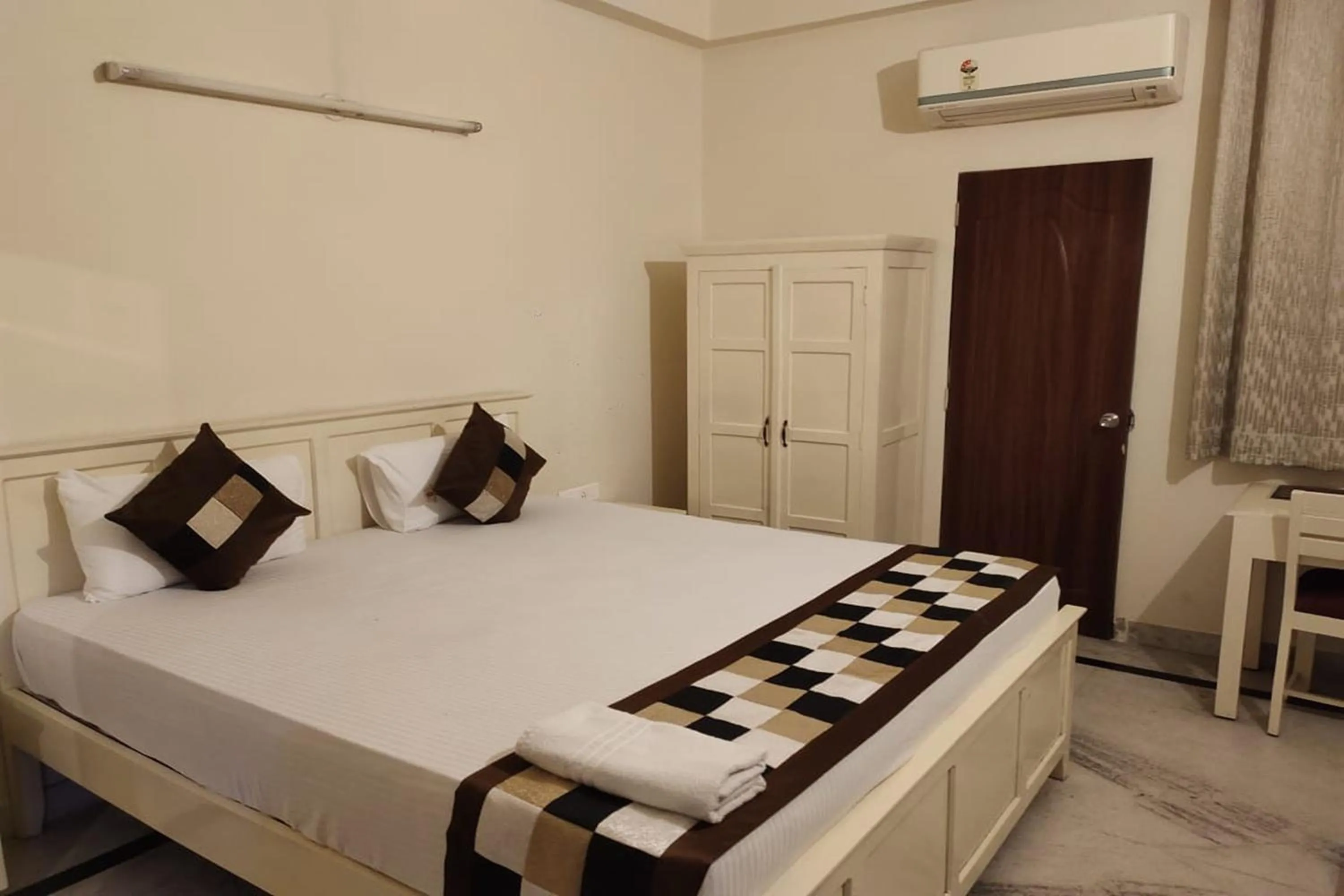Bedroom in Hotel Dior Near Jal Mahal, Jaipur