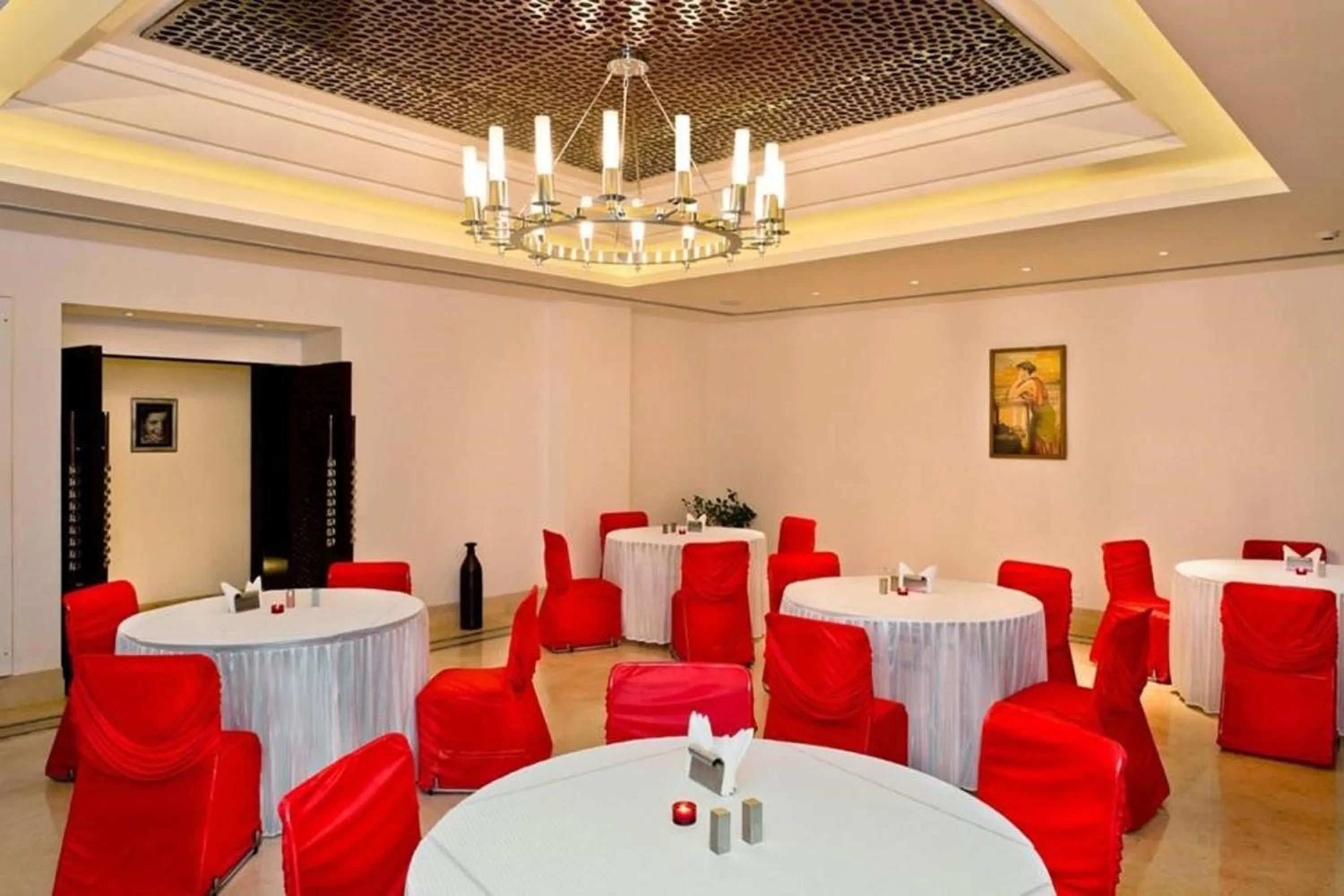 Restaurant/places to eat in Hotel Dior Near Jal Mahal, Jaipur