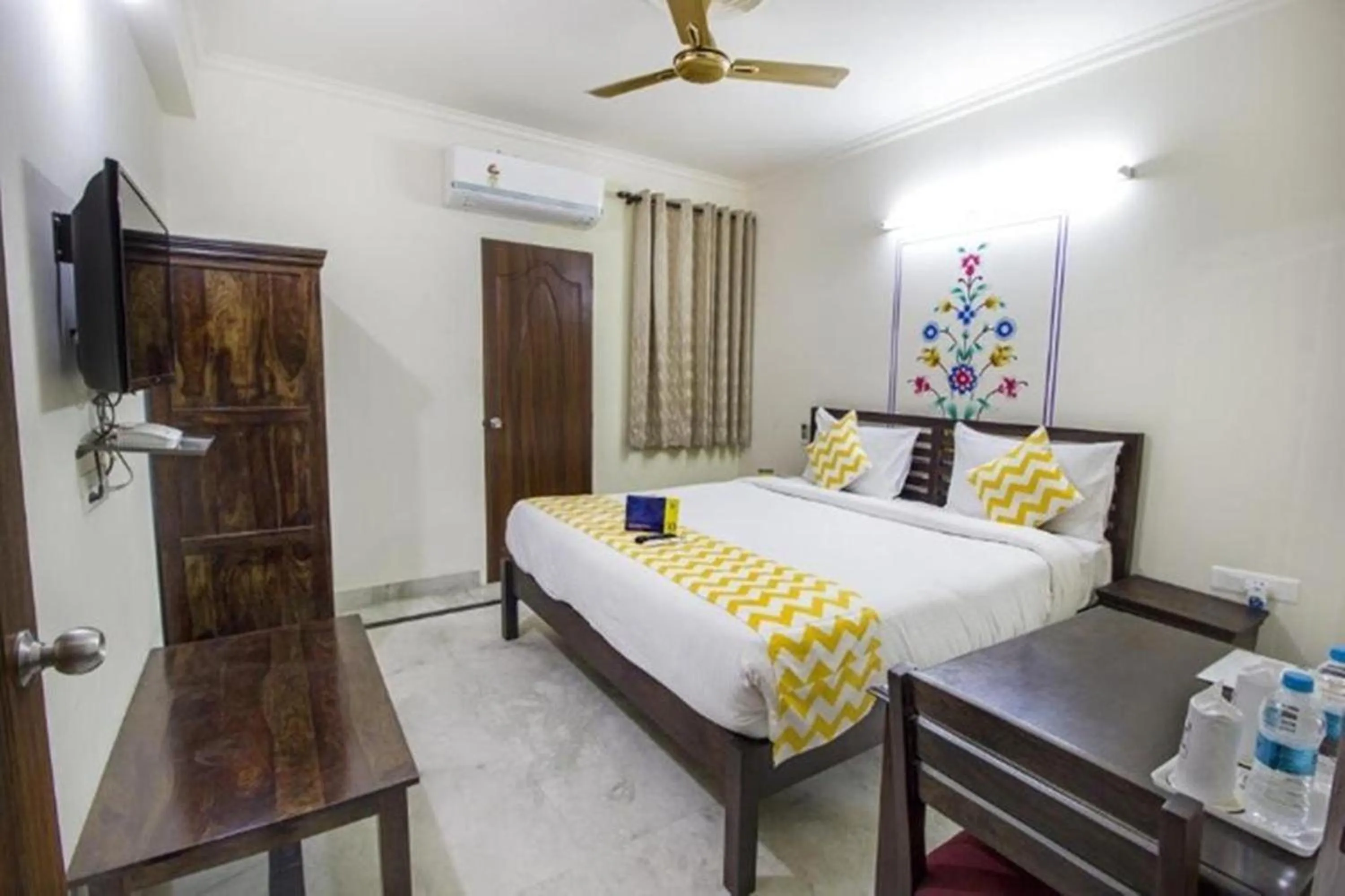 Bedroom in Hotel Dior Near Jal Mahal, Jaipur