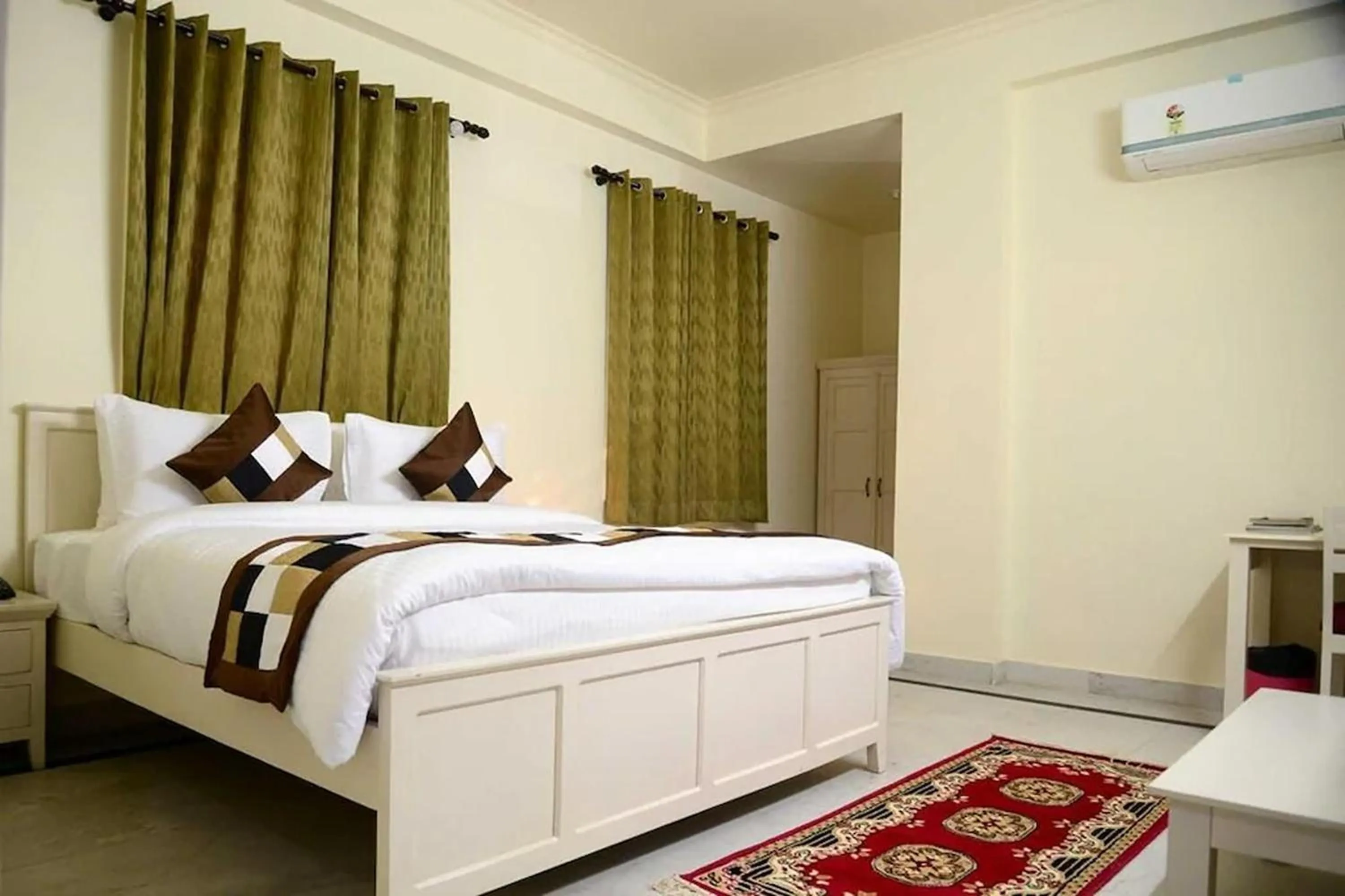 Bedroom in Hotel Dior Near Jal Mahal, Jaipur