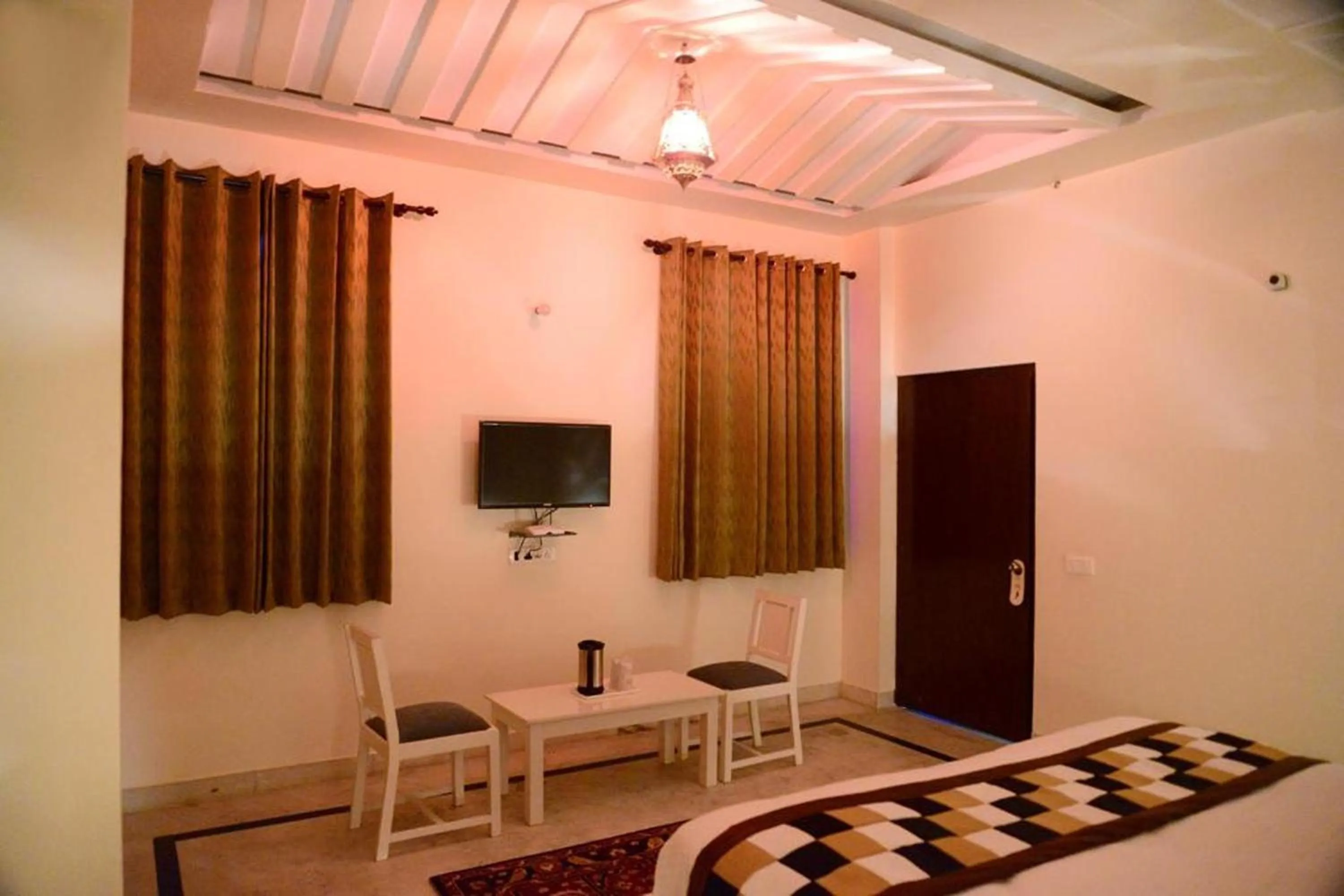 Bedroom in Hotel Dior Near Jal Mahal, Jaipur
